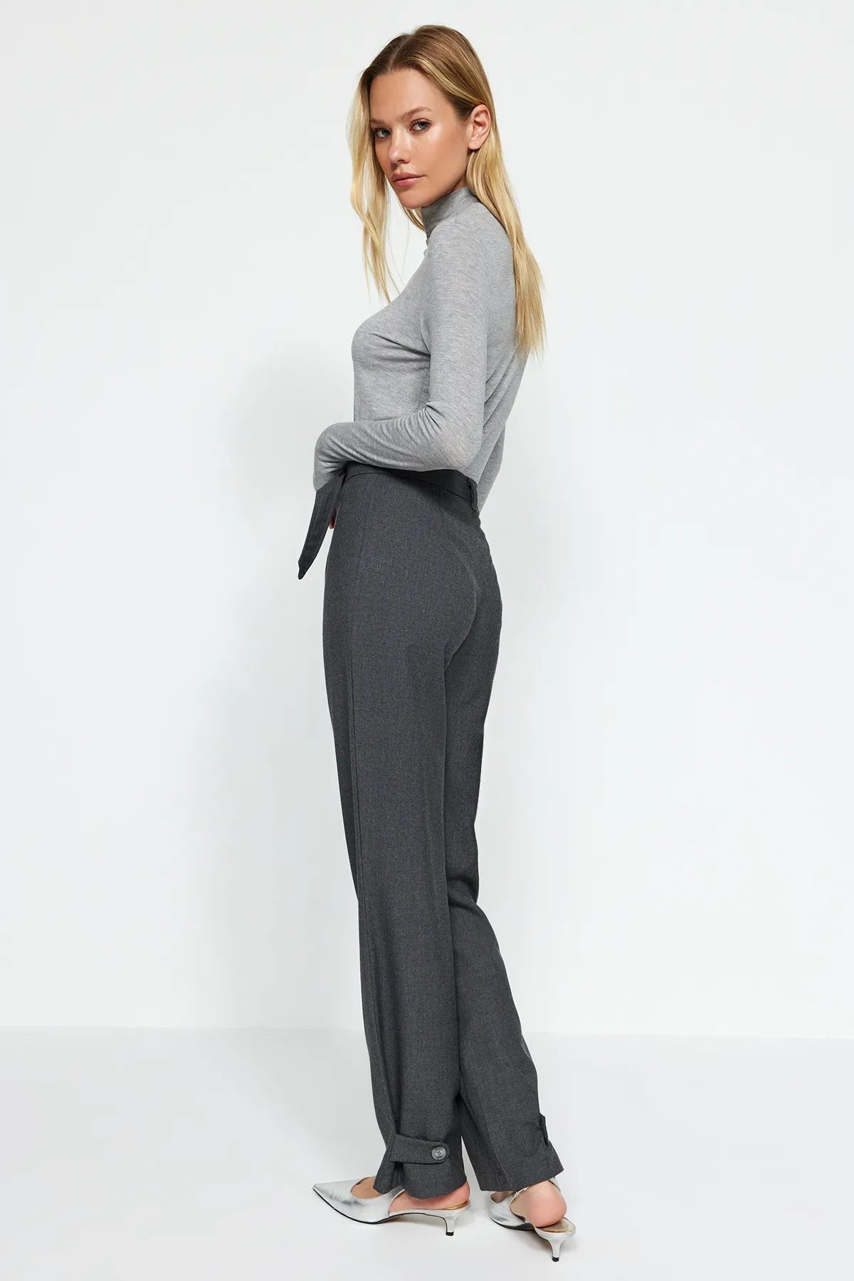 Trendyol Collection  Anthrazitfarbene, gerade geschnittene Hose mit gewebtem Gürtel und detaillierten Details TWOAW24PL00236