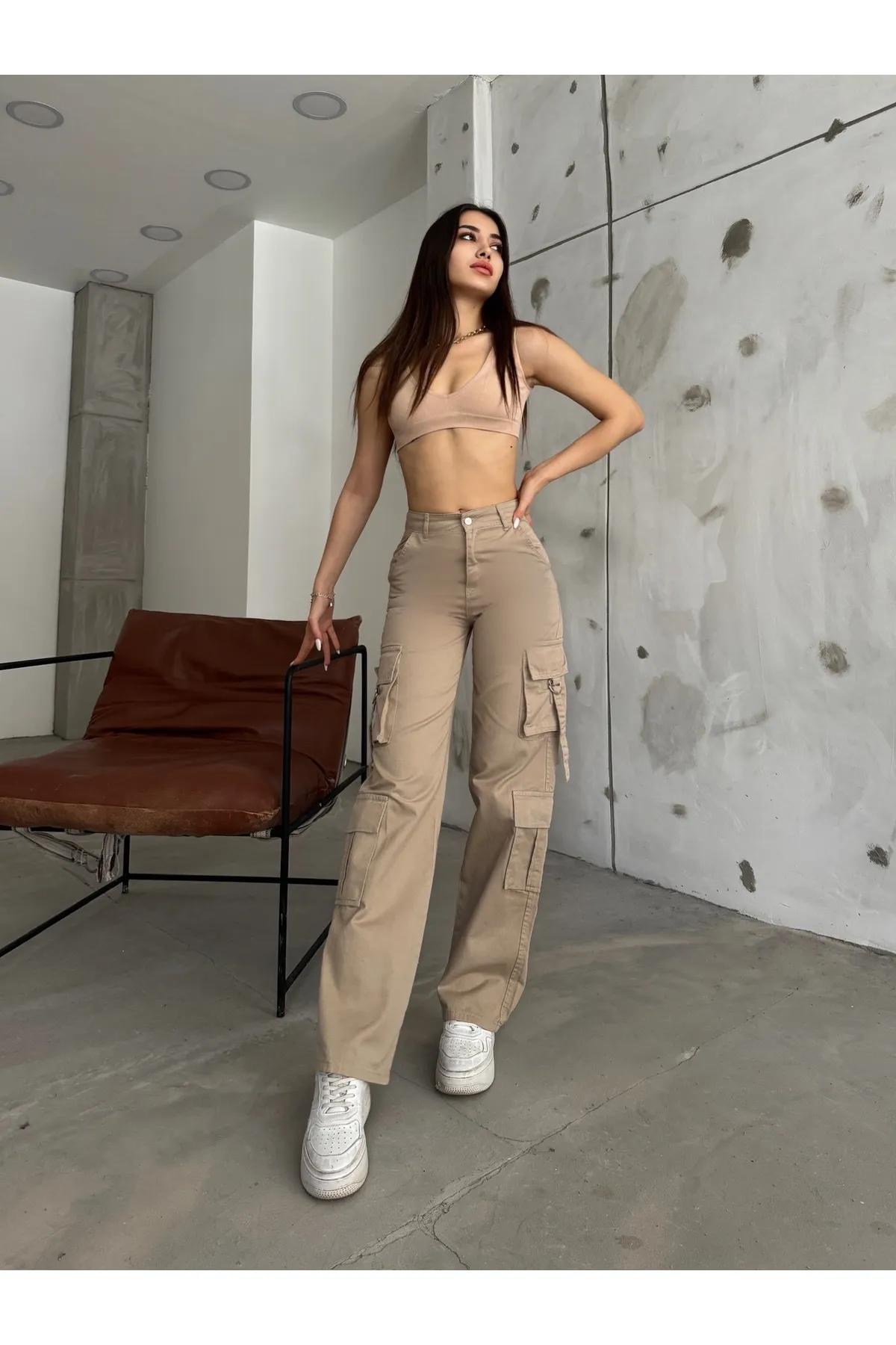 BİKELİFE  Beigefarbene Cargohose mit hoher Taille und mehreren Taschen und weitem Bein
