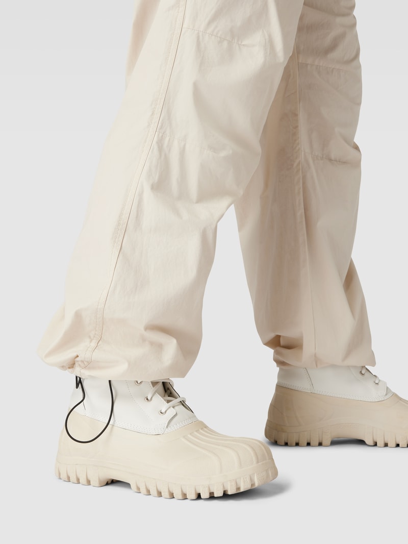 Hose mit Eingrifftaschen Modell 'PARACHUTE' in offwhite
