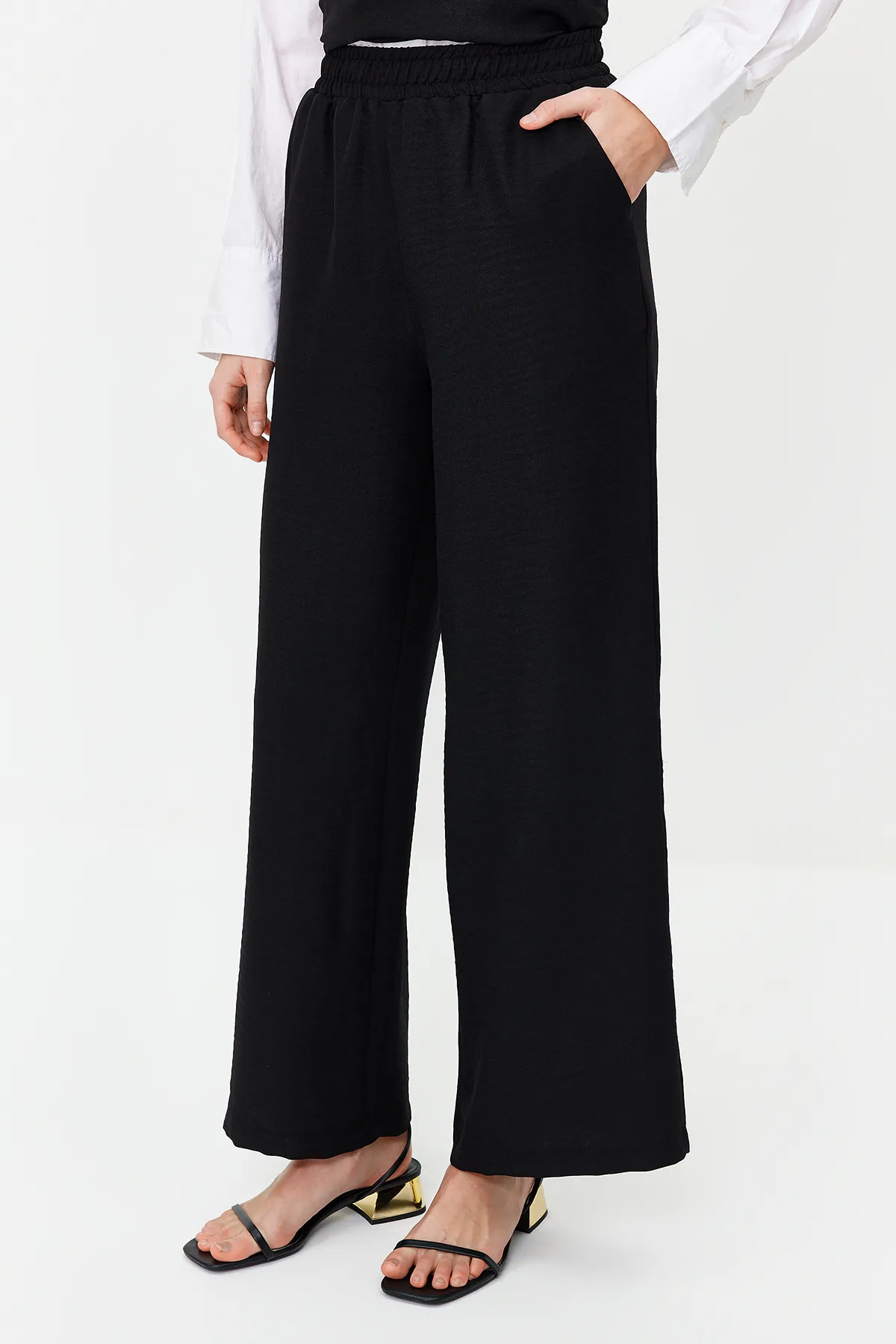 Trendyol Modest  Schwarzes Leinen-Look-Set mit gewebter Unterseite und Oberteil, seitlich gebunden, TCTSS24US0001