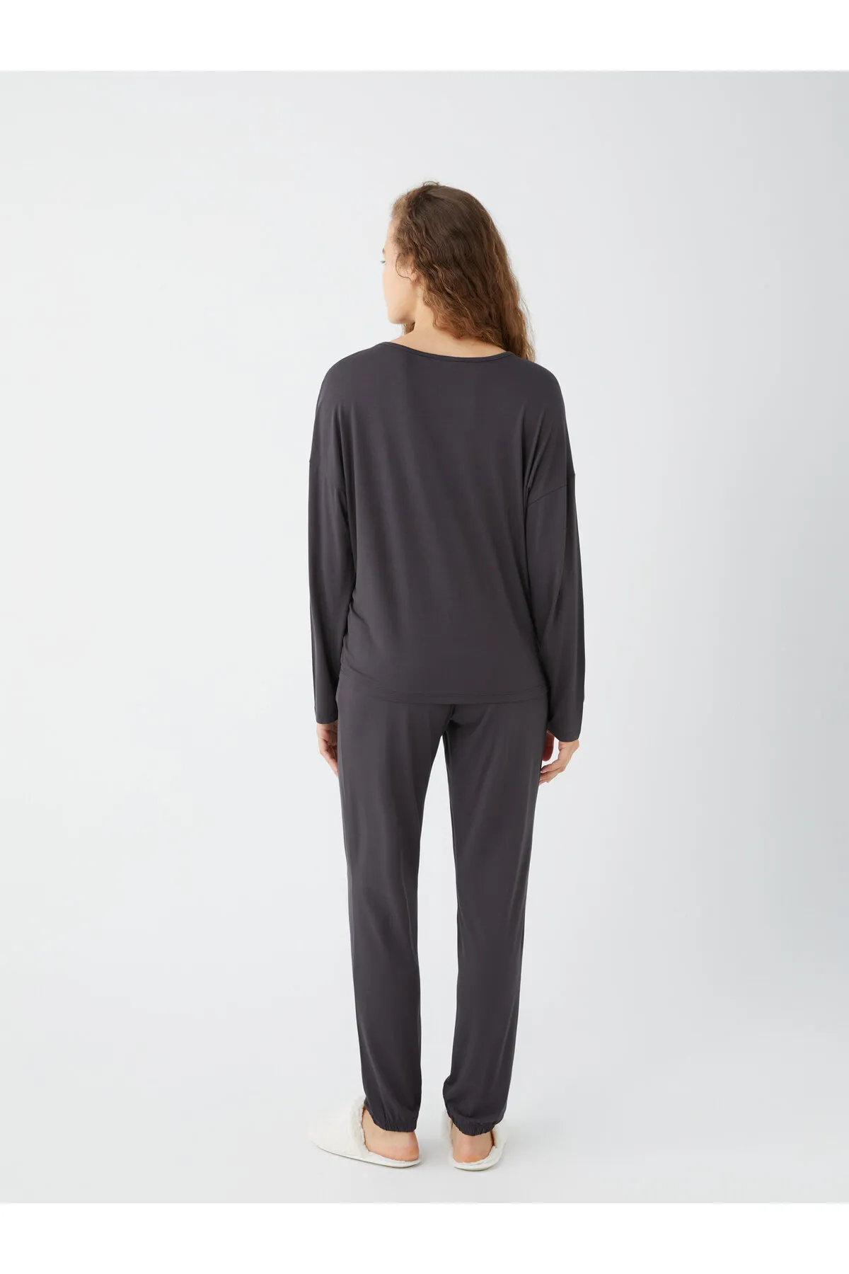 LC Waikiki  Einfarbiges, langärmliges Damen-Pyjama-Set mit V-Ausschnitt