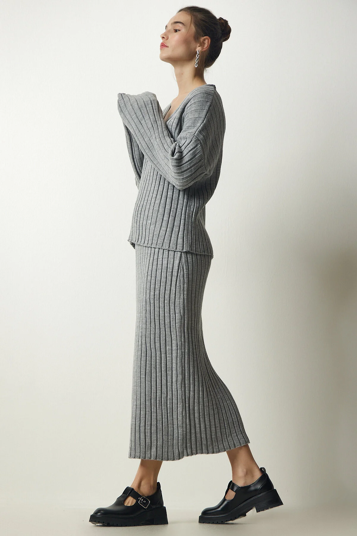 Happiness İstanbul  Graues Strickwaren-Set mit geripptem Pullover und Rock für Damen YY00188