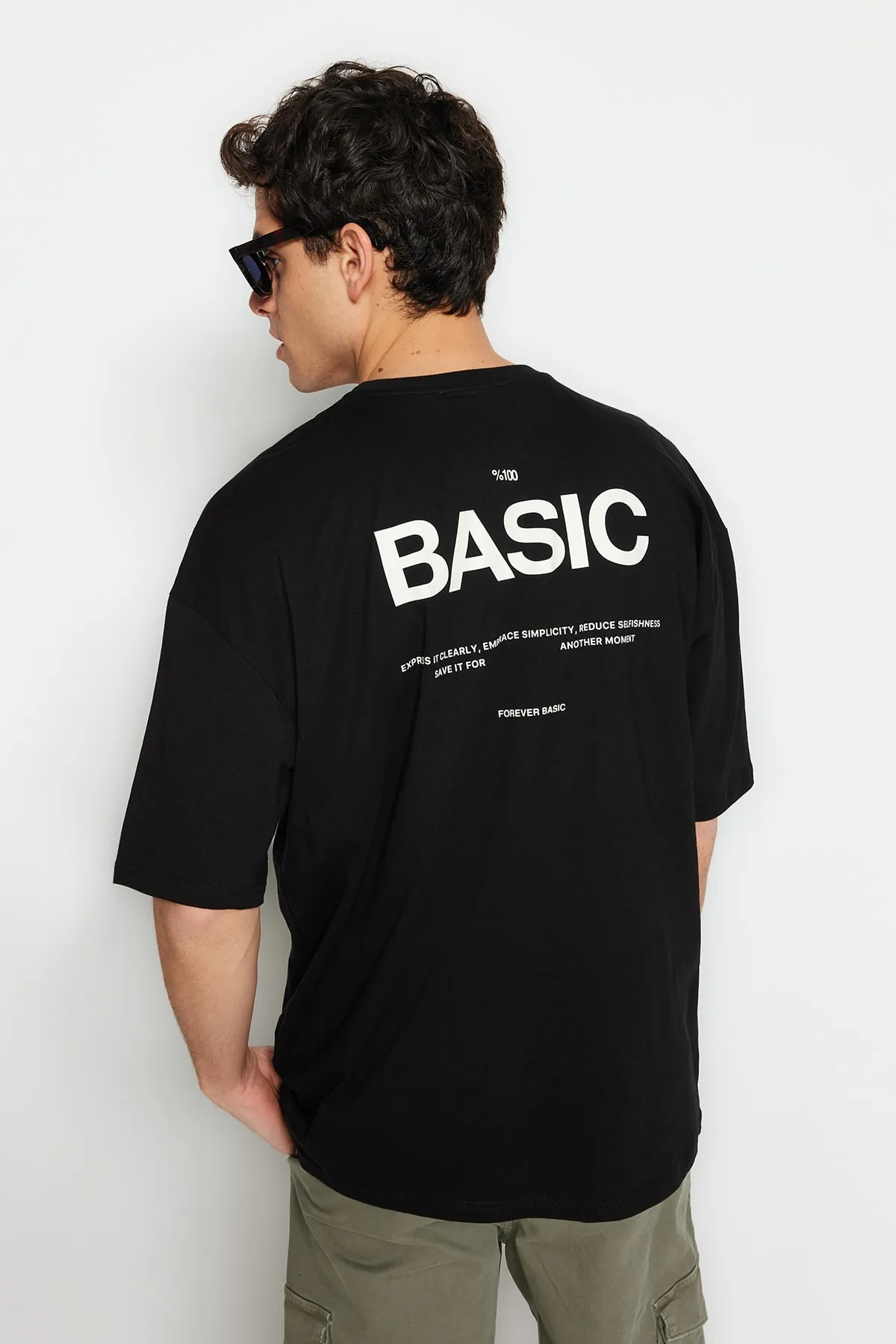Trendyol Collection  Schwarzes, übergroßes/weit geschnittenes, kurzärmliges T-Shirt aus 100 % Baumwolle mit Textdruck TMNSS23TS00263