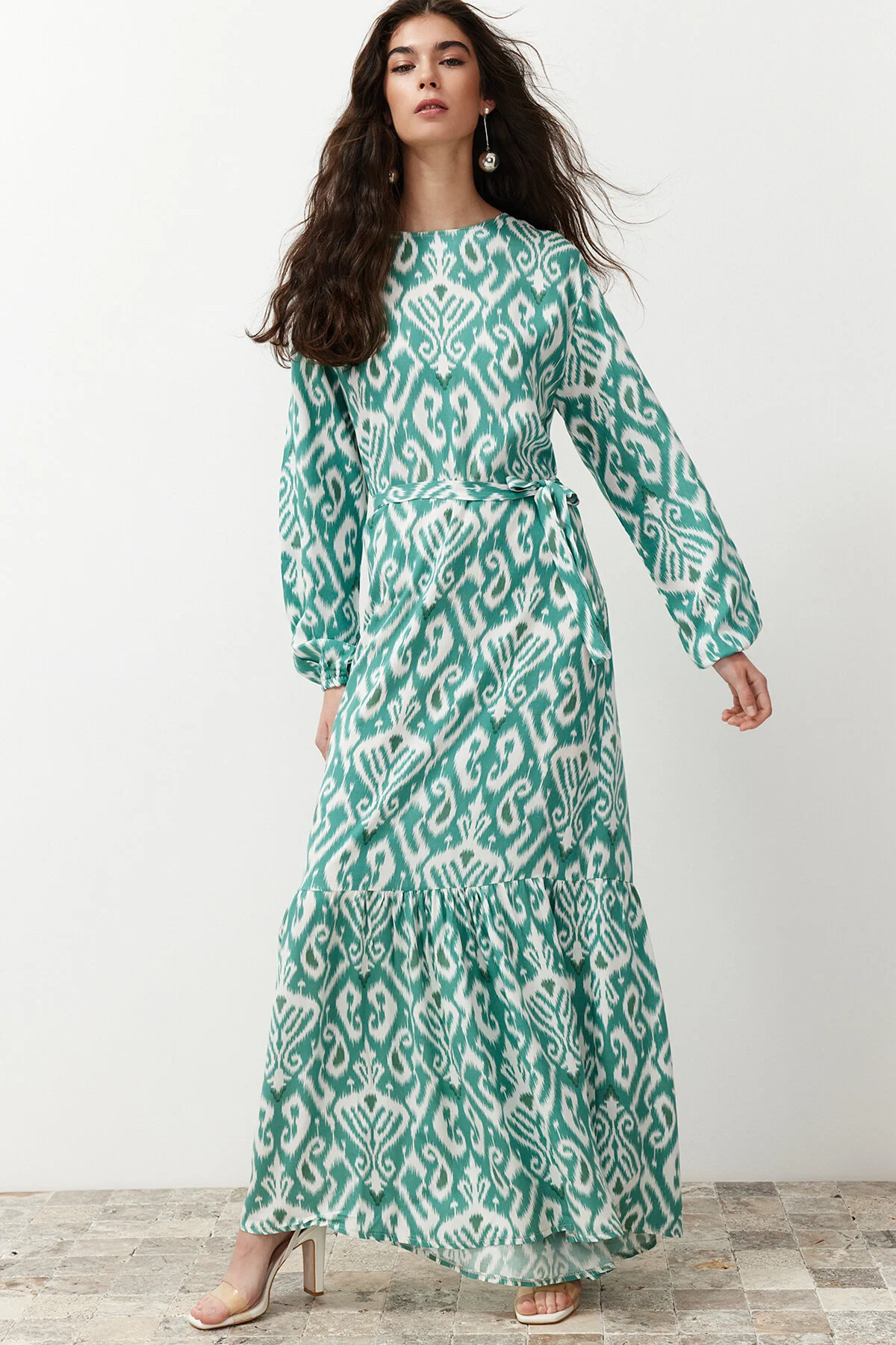Trendyol Modest  Grünes Kleid aus Viskosegewebe mit Schalkragen und Gürtel TCTSS24EB00240