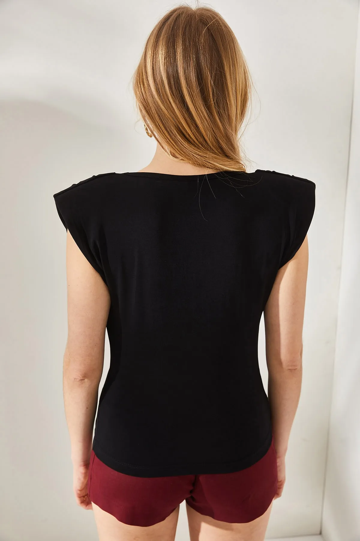 Olalook  Schwarze, lockere Damenbluse mit gepolstertem Kragen BLZ-19002217