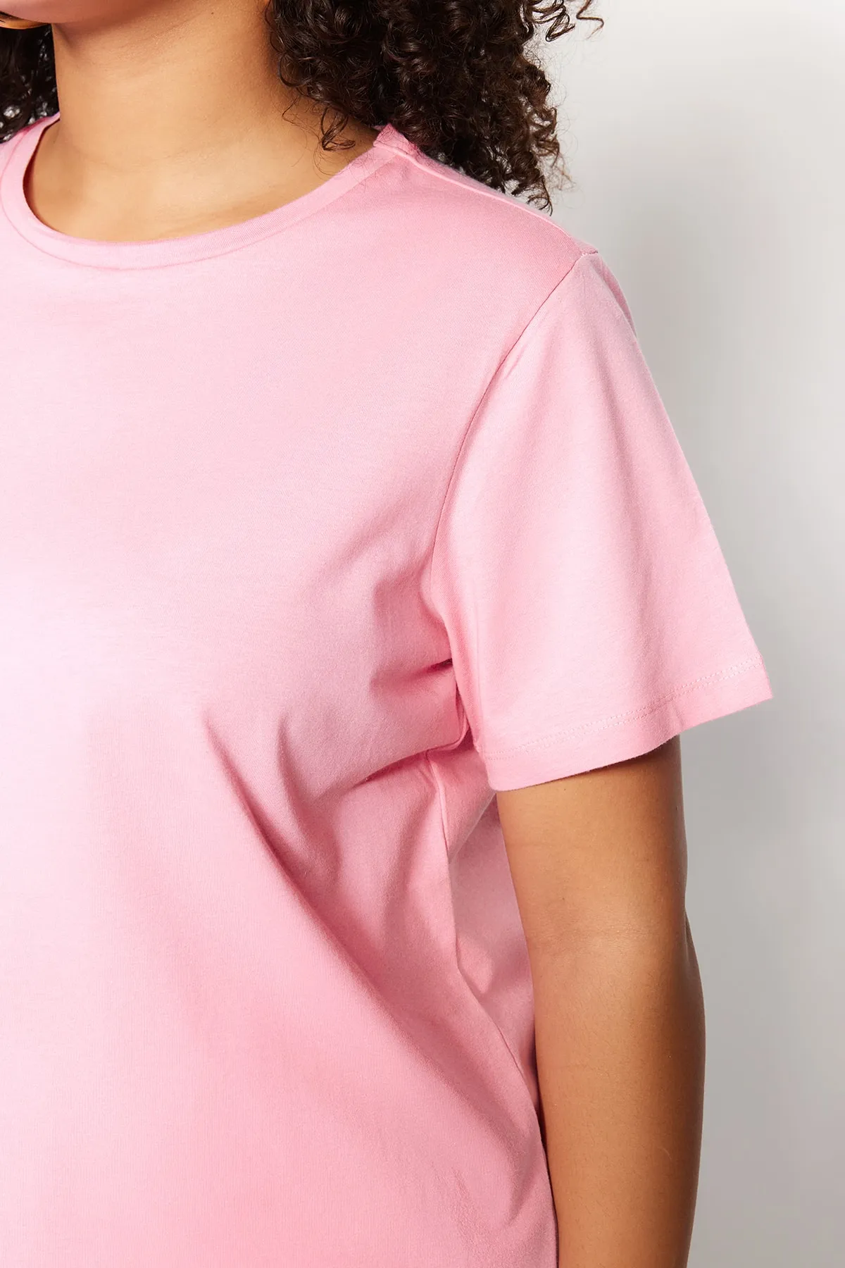 Trendyol Curve  Rosa Basic-Strick-T-Shirt mit Rundhalsausschnitt TBSSS22TS0733