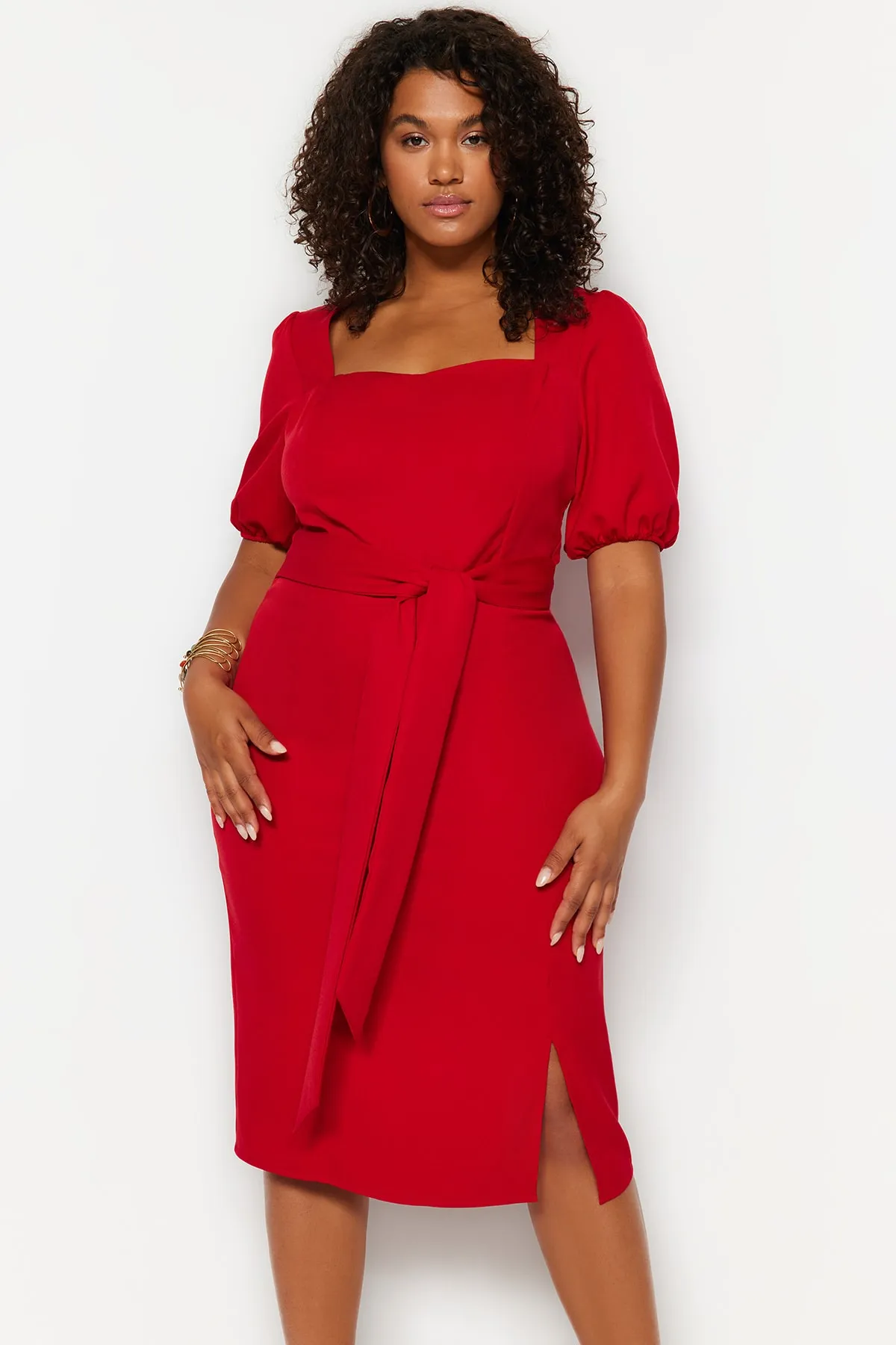 Trendyol Curve  Rotes gewebtes Kleid mit Gürteldetail TBBSS23AH00251