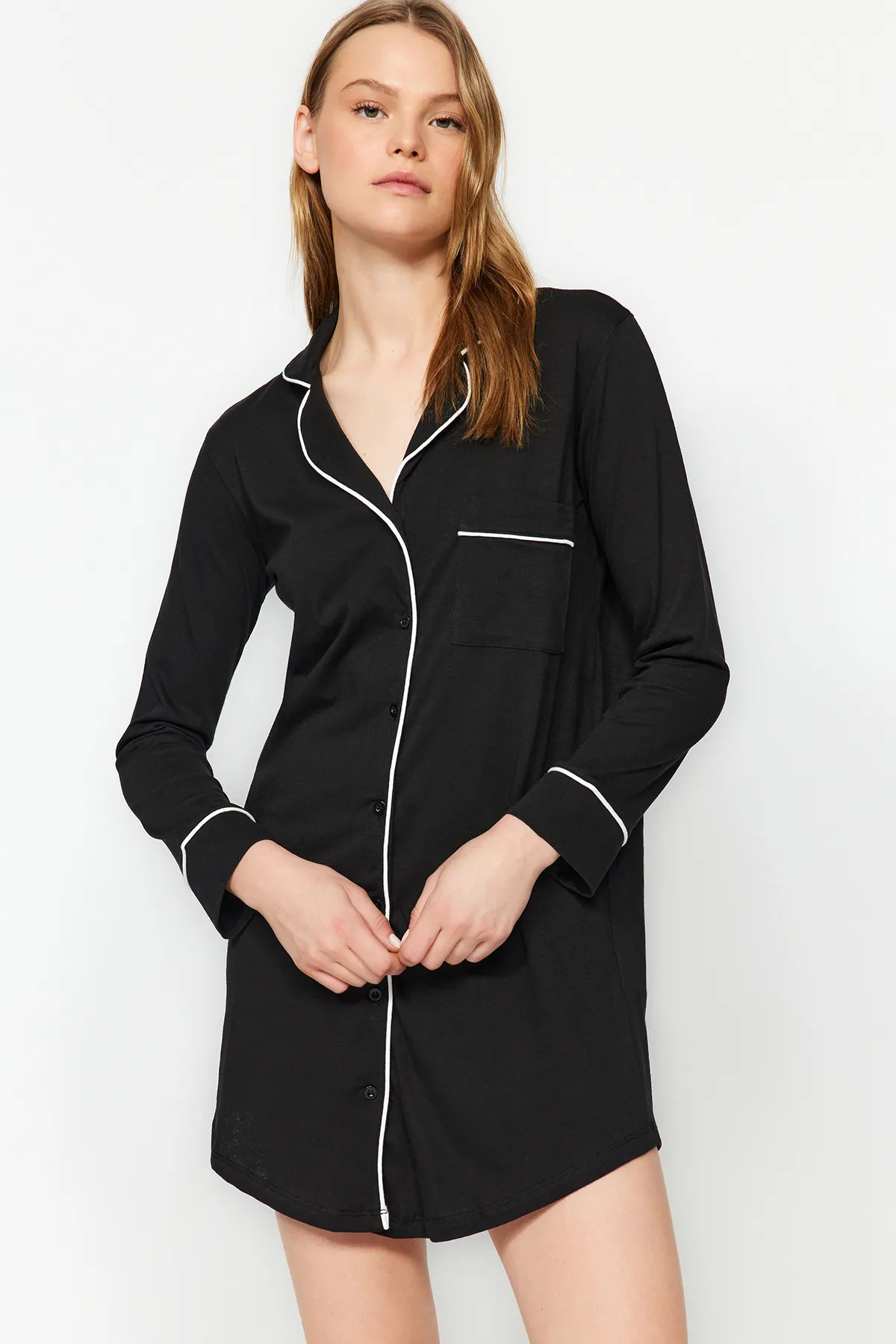 Trendyol Collection  Schwarzes Nachthemd aus Strick mit Paspelierung aus 100 % Baumwolle THMAW24GC00012