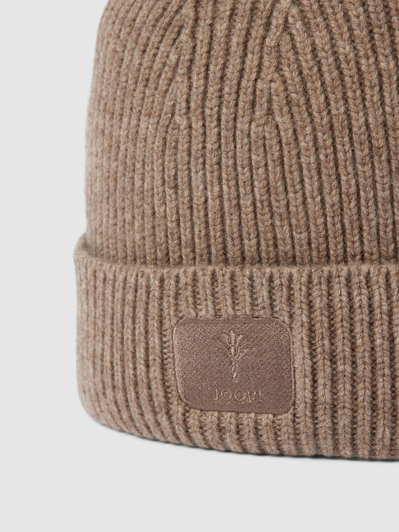 Beanie mit Label-Patch in taupe