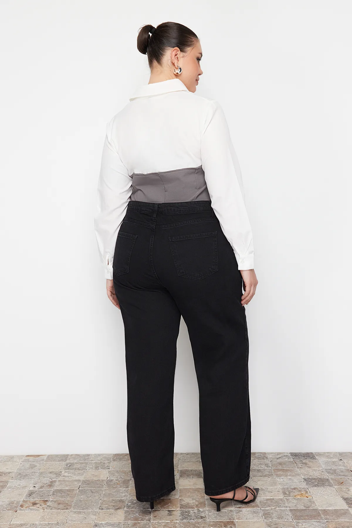 Trendyol Curve  Anthrazitfarbene, gerippte, weit geschnittene Jeans mit hoher Taille TBBAW23CJ00013