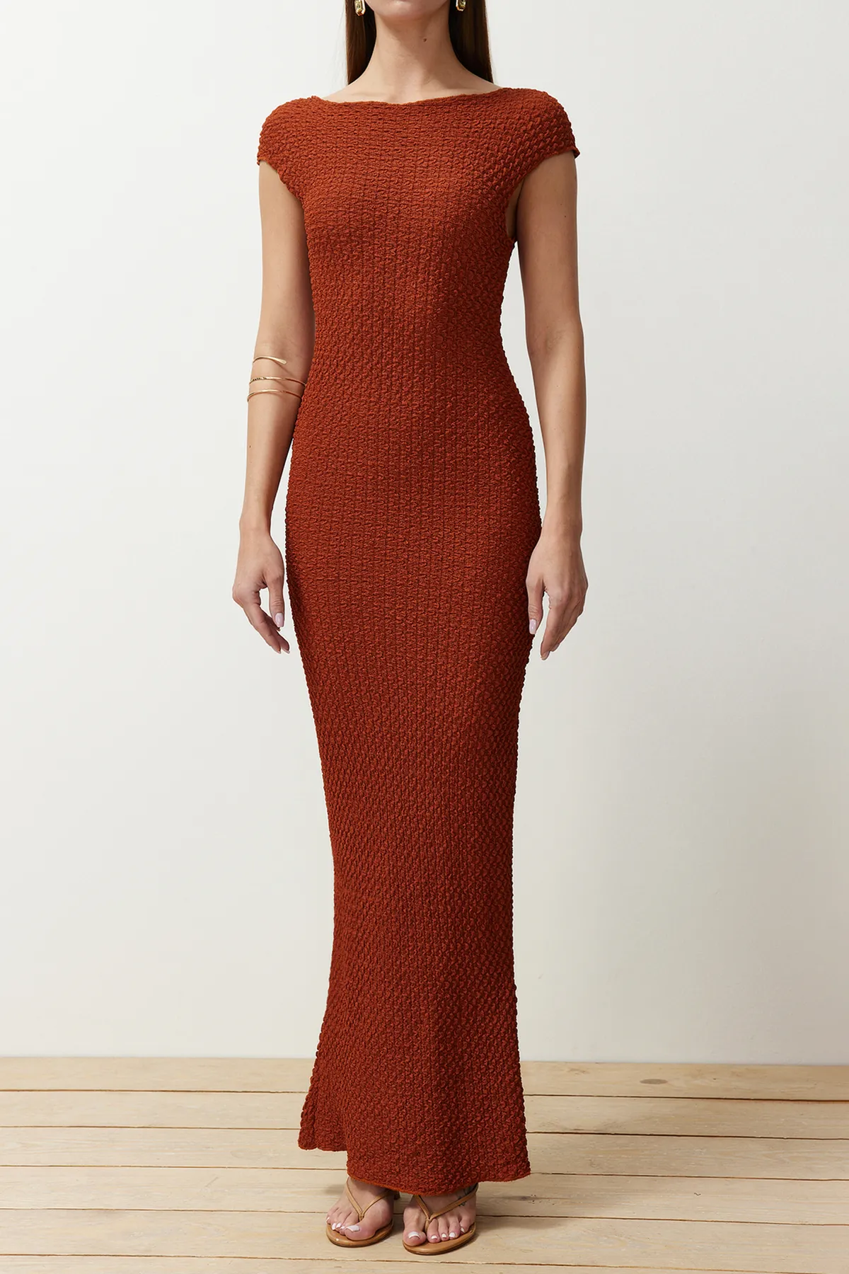 Trendyol Collection  Figurbetontes, figurbetontes Midi-Bleistiftkleid aus dehnbarem Strick mit Mondärmeln aus Stoff mit Fliesenstruktur TWOSS24EL00103