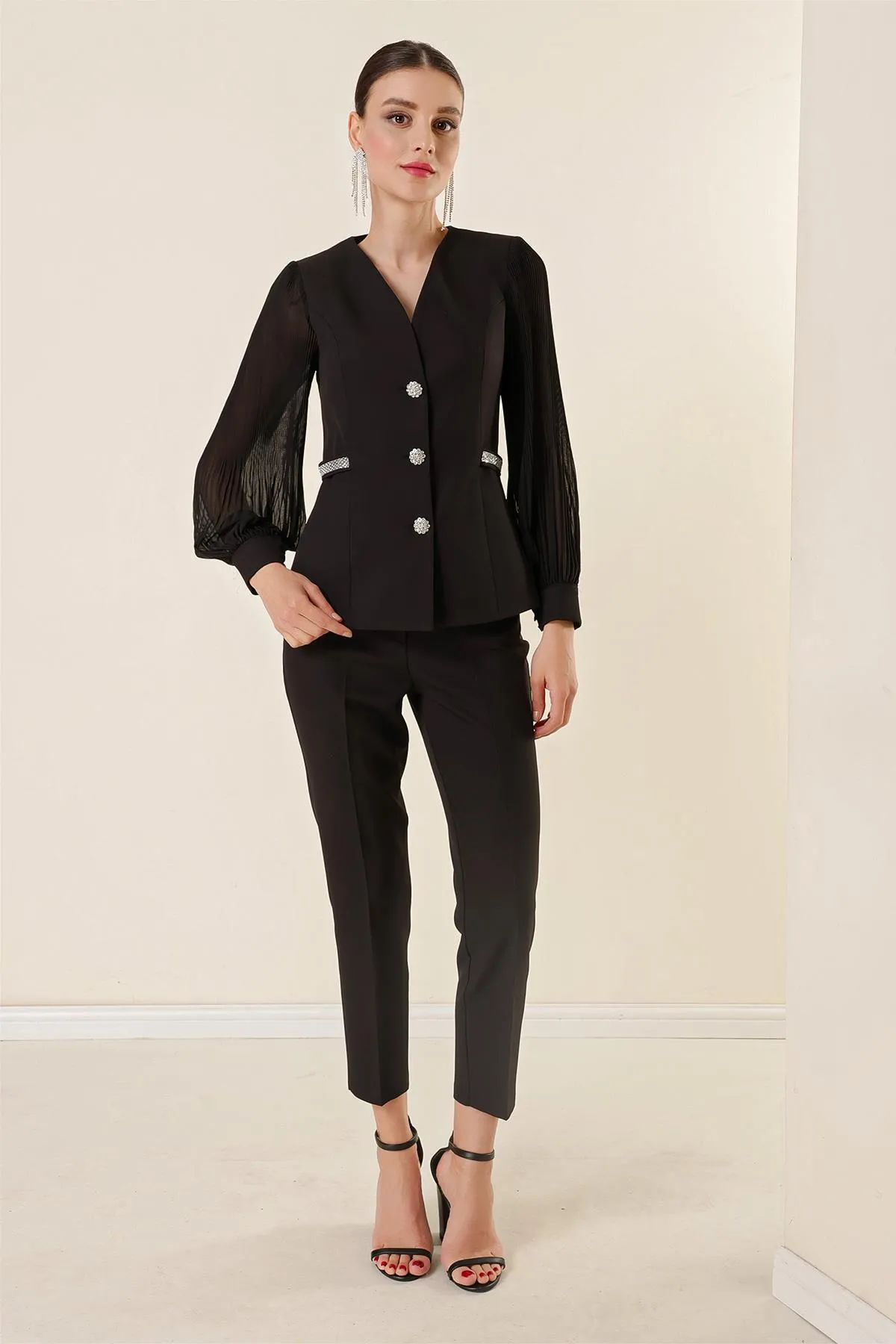 By Saygı  Zweiteiliges Set mit V-Ausschnitt, Steinknopf-Taille, Steinaccessoire-Ärmeln, Chiffon-gefütterter Jacke und Seitentaschen-Hose