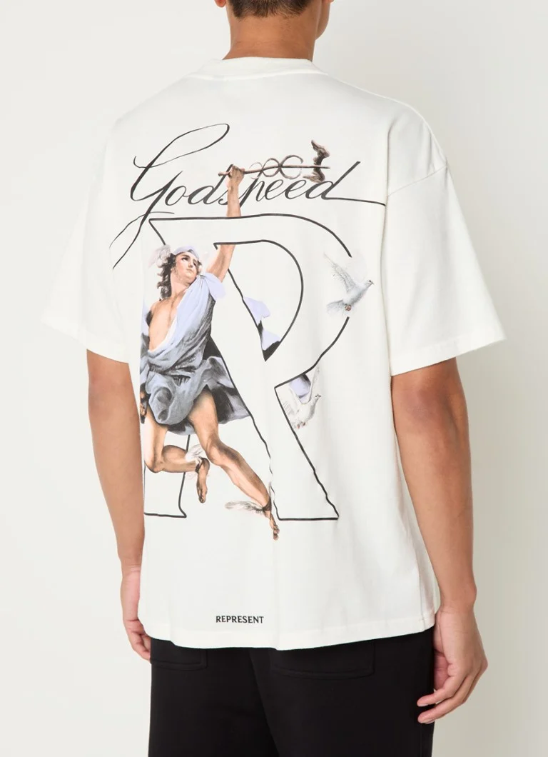 Prezintă un tricou Hermes cu logo și imprimeu pe spate.