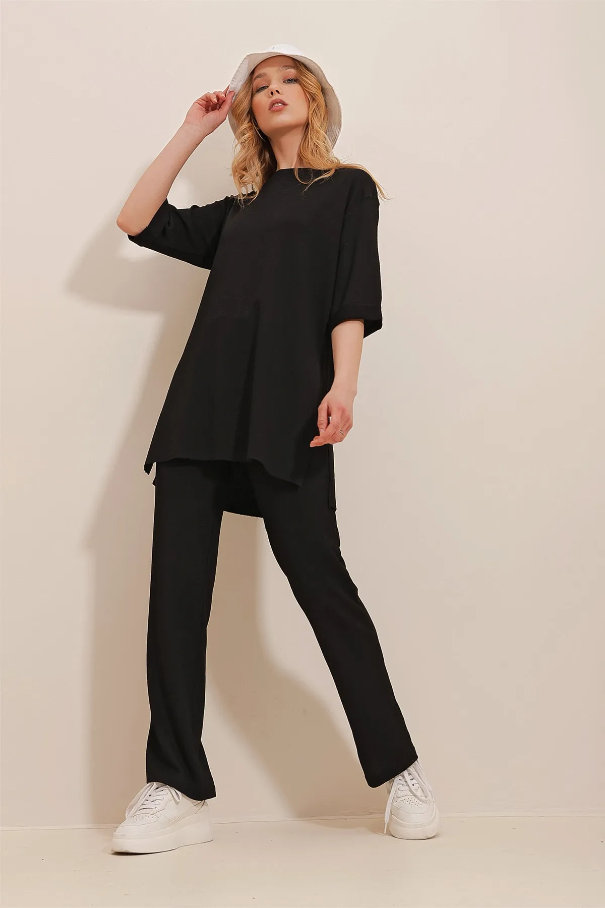 Trend Alaçatı Stili  Schwarzes Hosenset mit Rundhalsausschnitt, zwei Ärmeln und Seitenschlitzen für Damen ALC-X10015