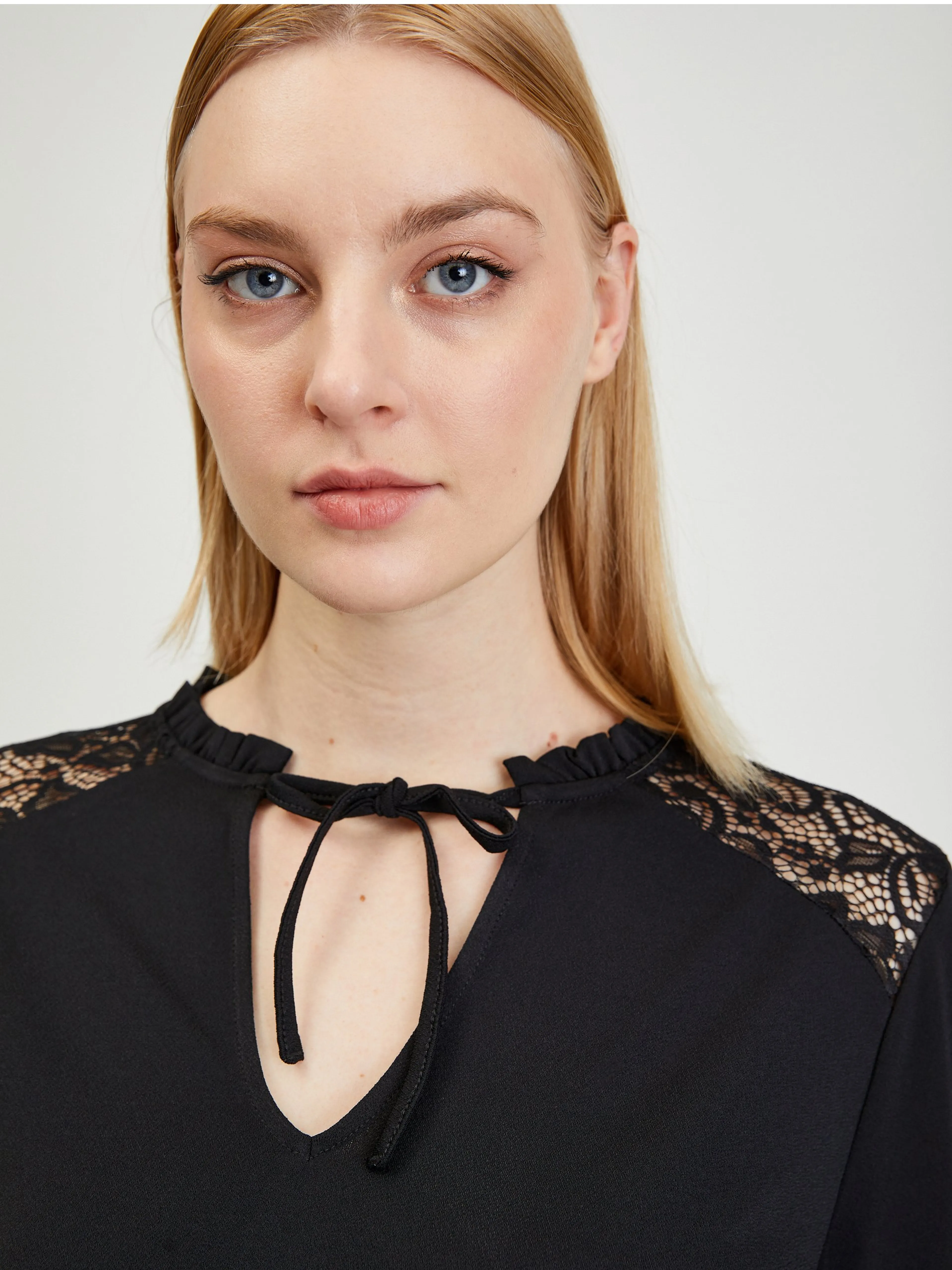 Schwarze Bluse mit Spitze ORSAY