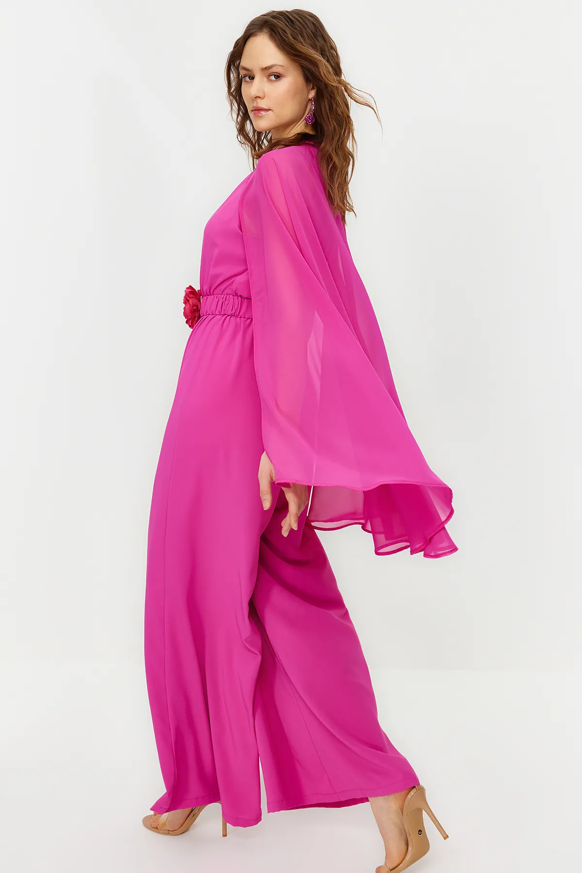 Trendyol Modest  Abendkleid-Overall aus Chiffon mit Cape und Satin in Fuchsia mit Blumengürtel TCTSS24DB00010