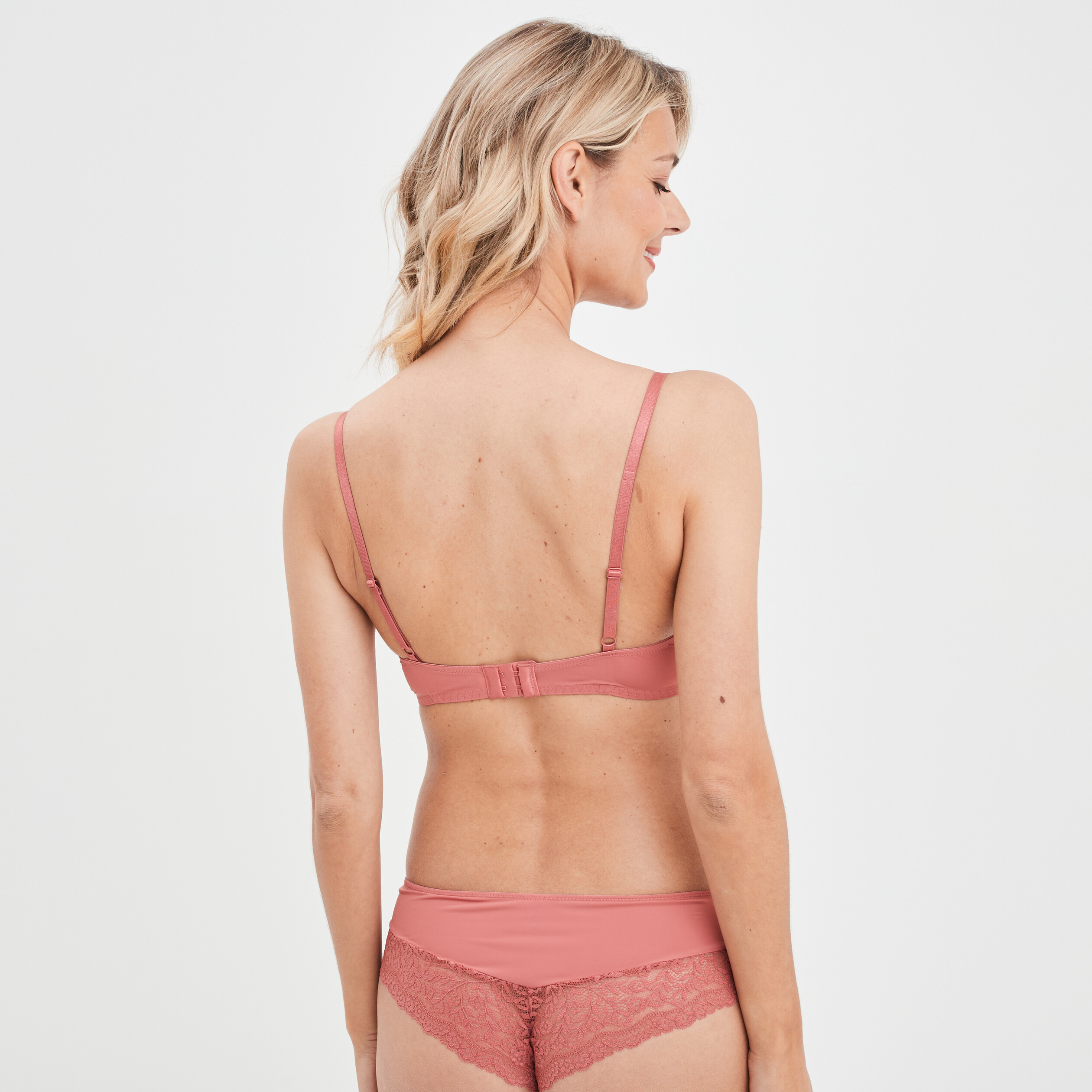 Soutien-gorge emboîtant micro dentelle rose poudrée femme | La Halle