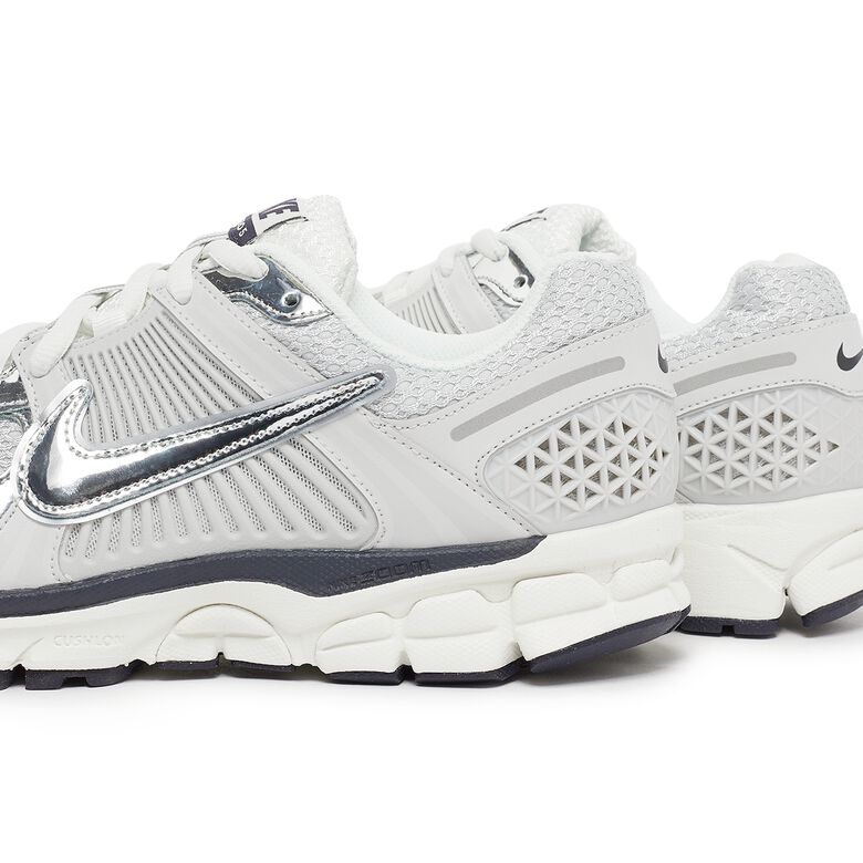 NIKE Zoom Vomero 5 