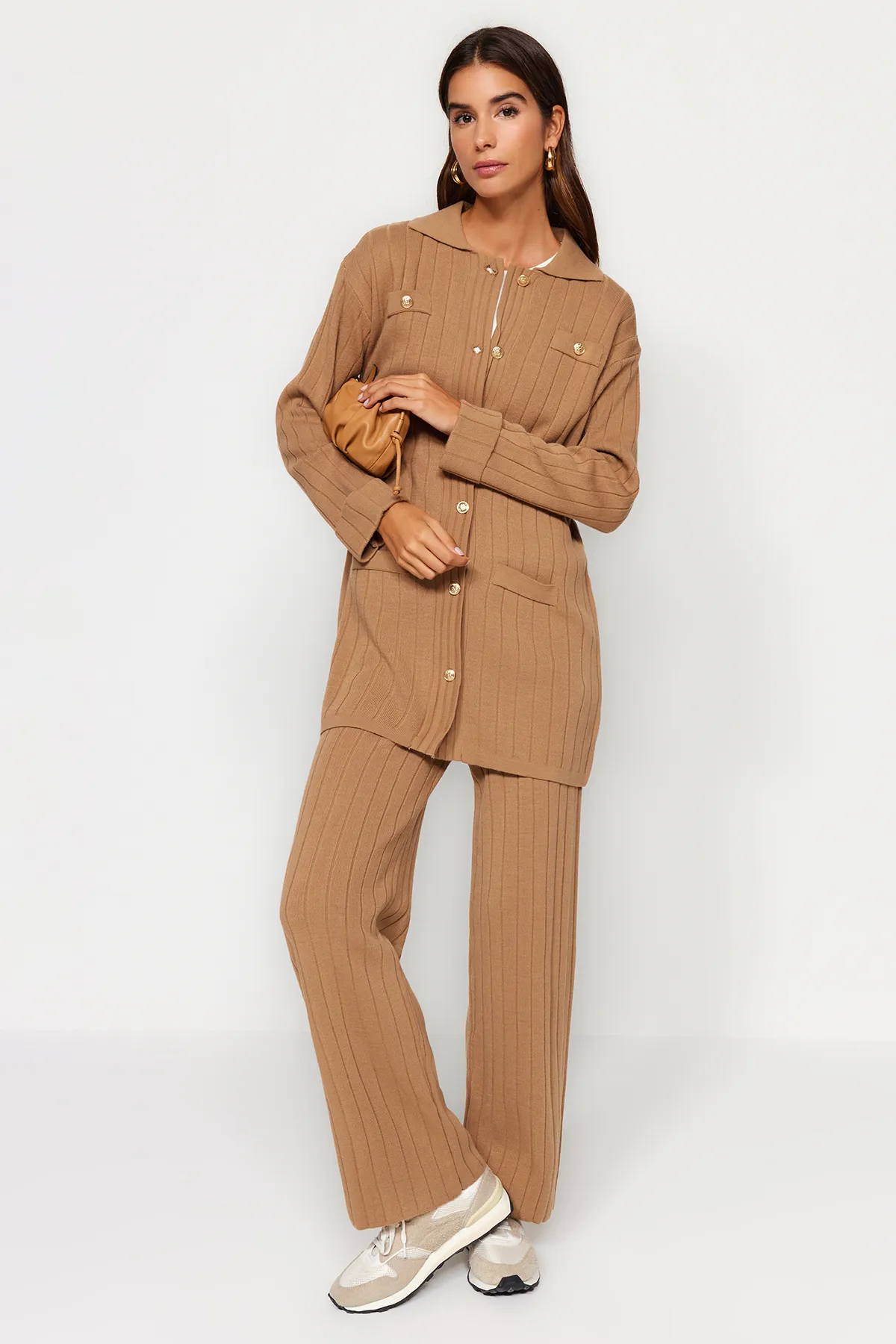 Trendyol Modest  Braunes Strickoberteil- und -unterteil-Set aus Strickjacke und Hose mit Kordelzug TCTAW24US00003