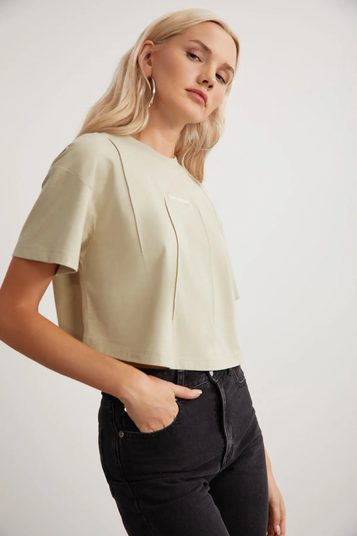 GRIMELANGE  Keanne Damen-T-Shirt in Hellkhaki aus 100 % Baumwolle in Beige mit Stickerei-Detail