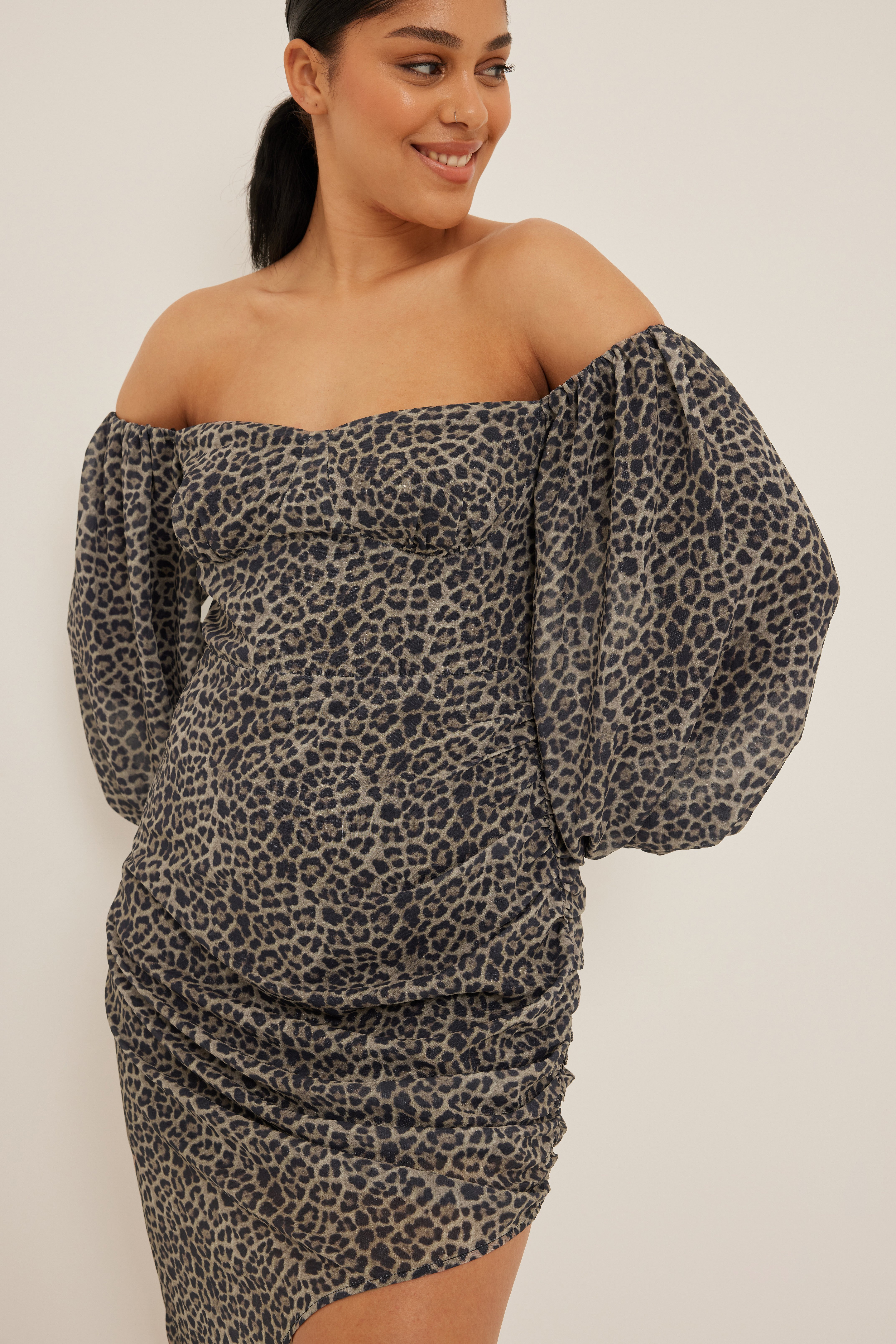Kleid mit Körbchendetail und asymmetrischem Saum