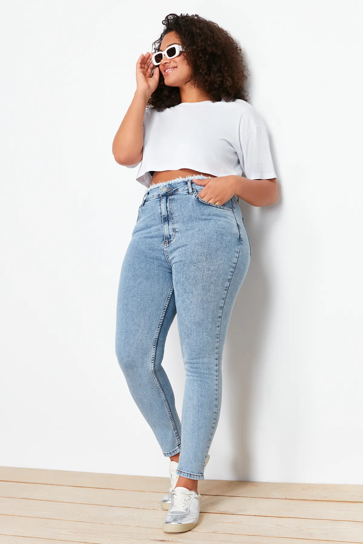 Trendyol Curve  Hellblaue, dehnbare Skinny-Jeans mit Quastendetails TBSSS24CJ00033