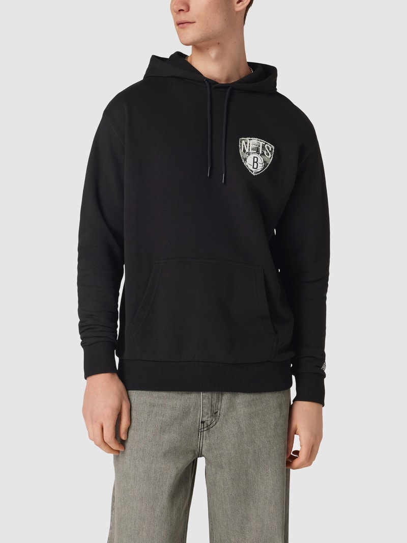 Hoodie mit Känguru-Tasche Modell 'INFILL TEAM LOGO' in schwarz