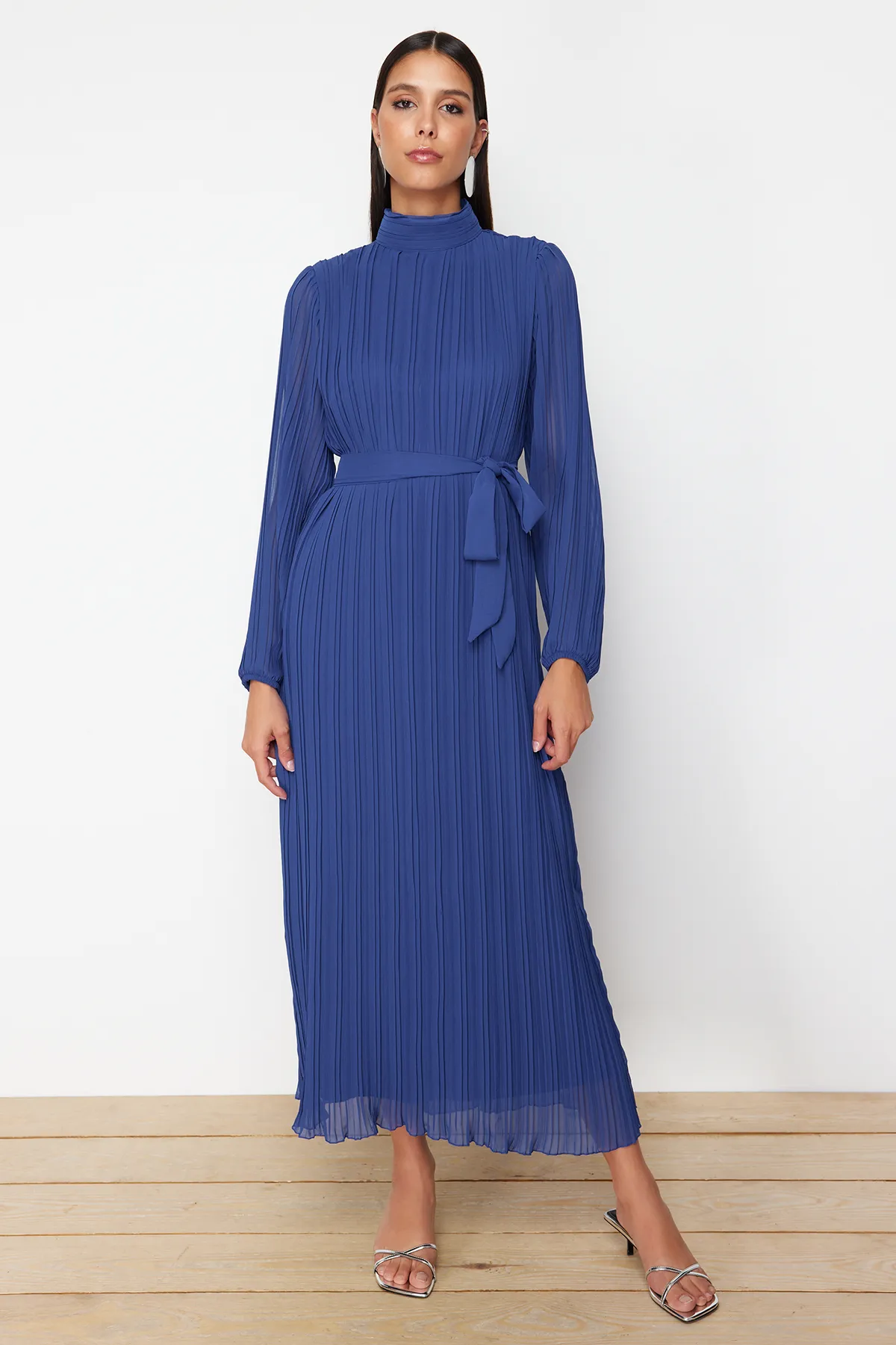 Trendyol Modest  Marineblaues plissiertes Chiffonkleid mit gewebtem Futter TCTSS24DB00040
