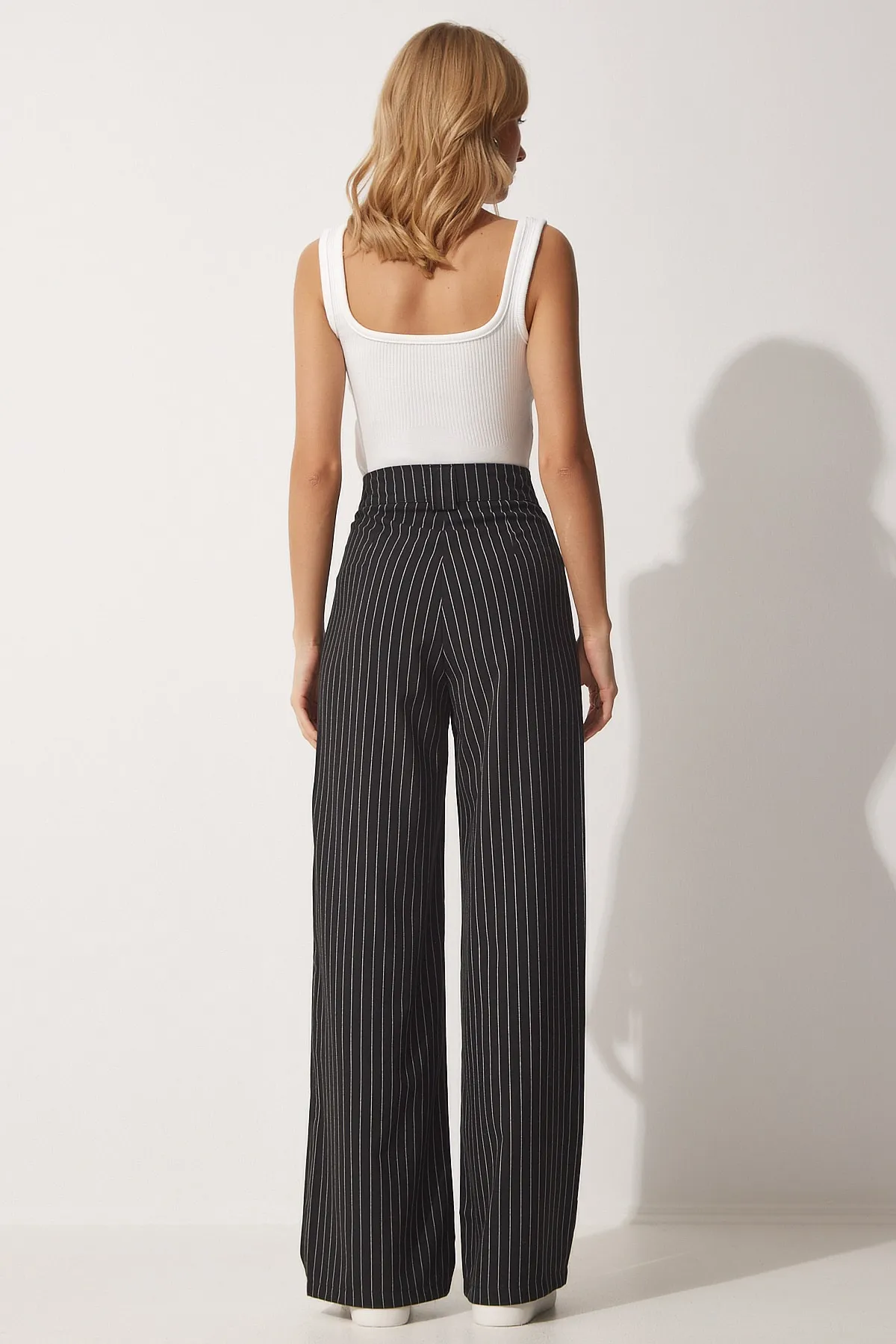 Happiness İstanbul  Schwarze, plissierte Hose mit weitem Bein für Damen GK00008