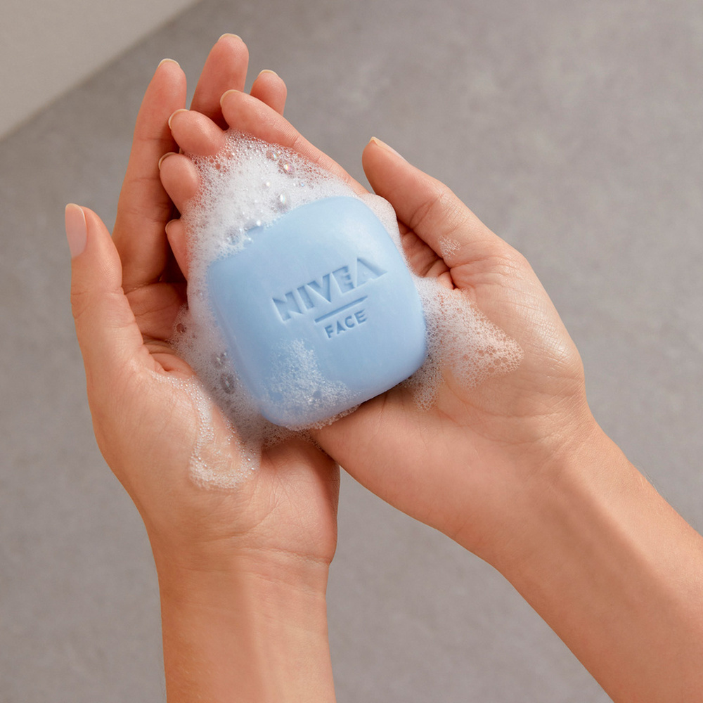 nivea NATURALLY CLEAN - Rafraîchissant Huile d'amande & Myrtille Nettoyant Visage Solide