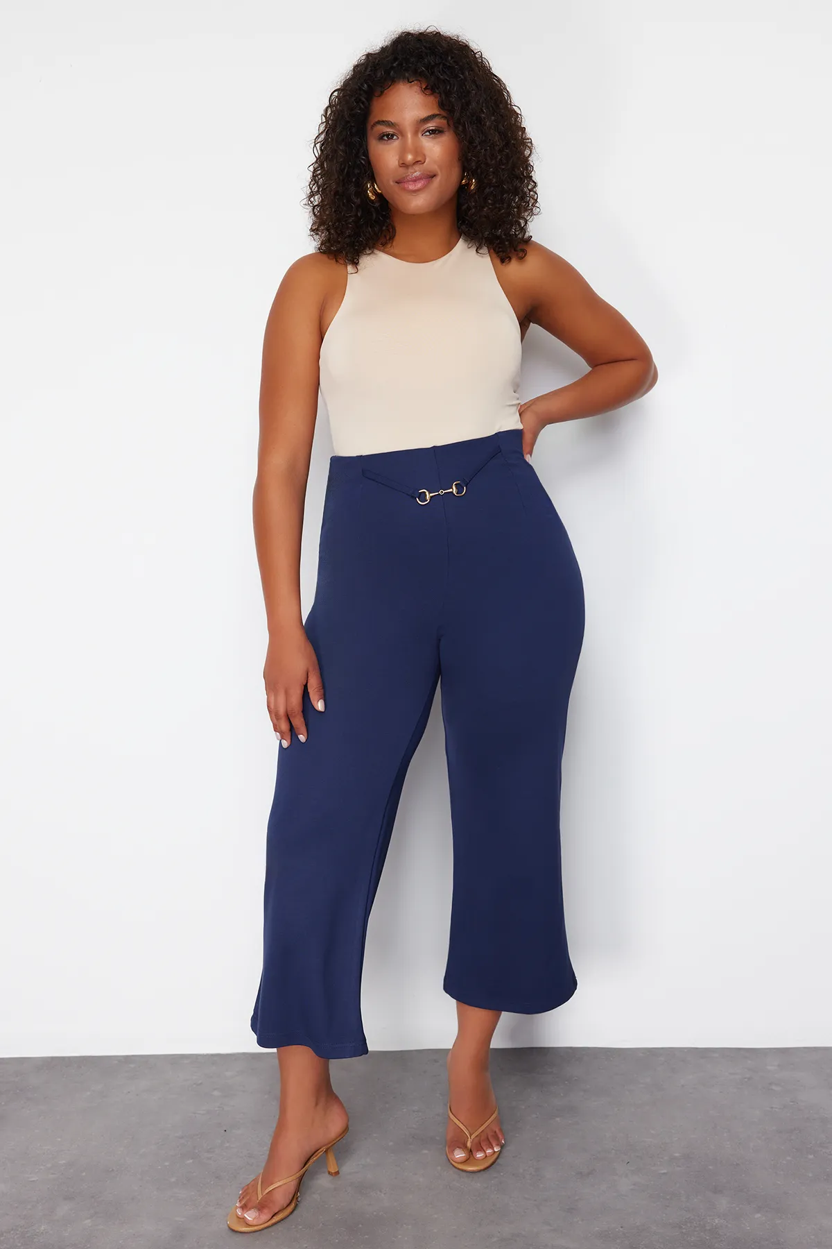 Trendyol Curve  Indigo Aksesusar Detaillierte, weit geschnittene Strickhose TBBSS24AR00008