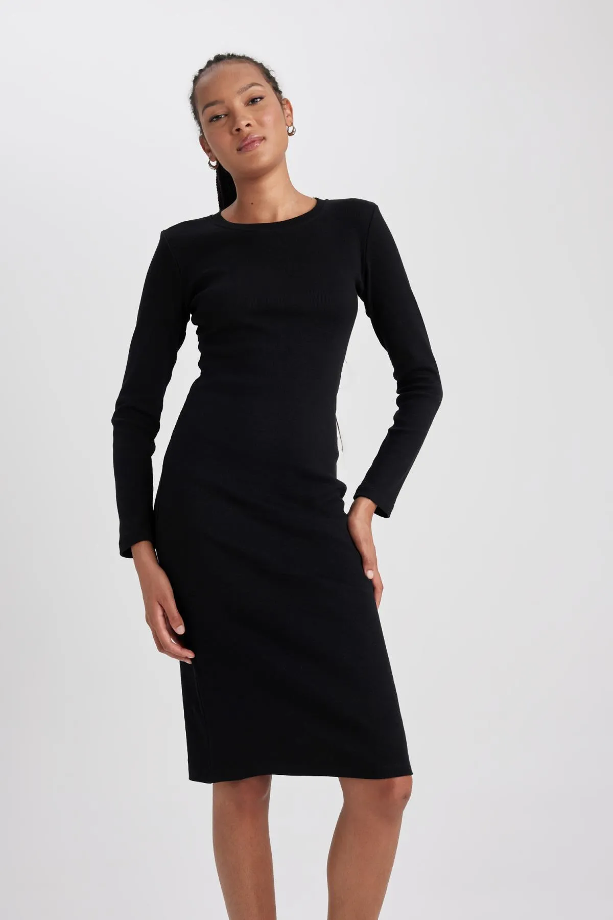 DeFacto  Figurbetontes, geripptes Camisole-Midikleid mit Rundhalsausschnitt und langen Ärmeln B2465ax23au