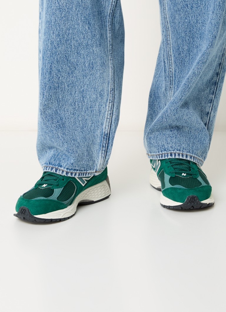 Teniși New Balance 2002 cu detalii din piele întoarsă și plasă.