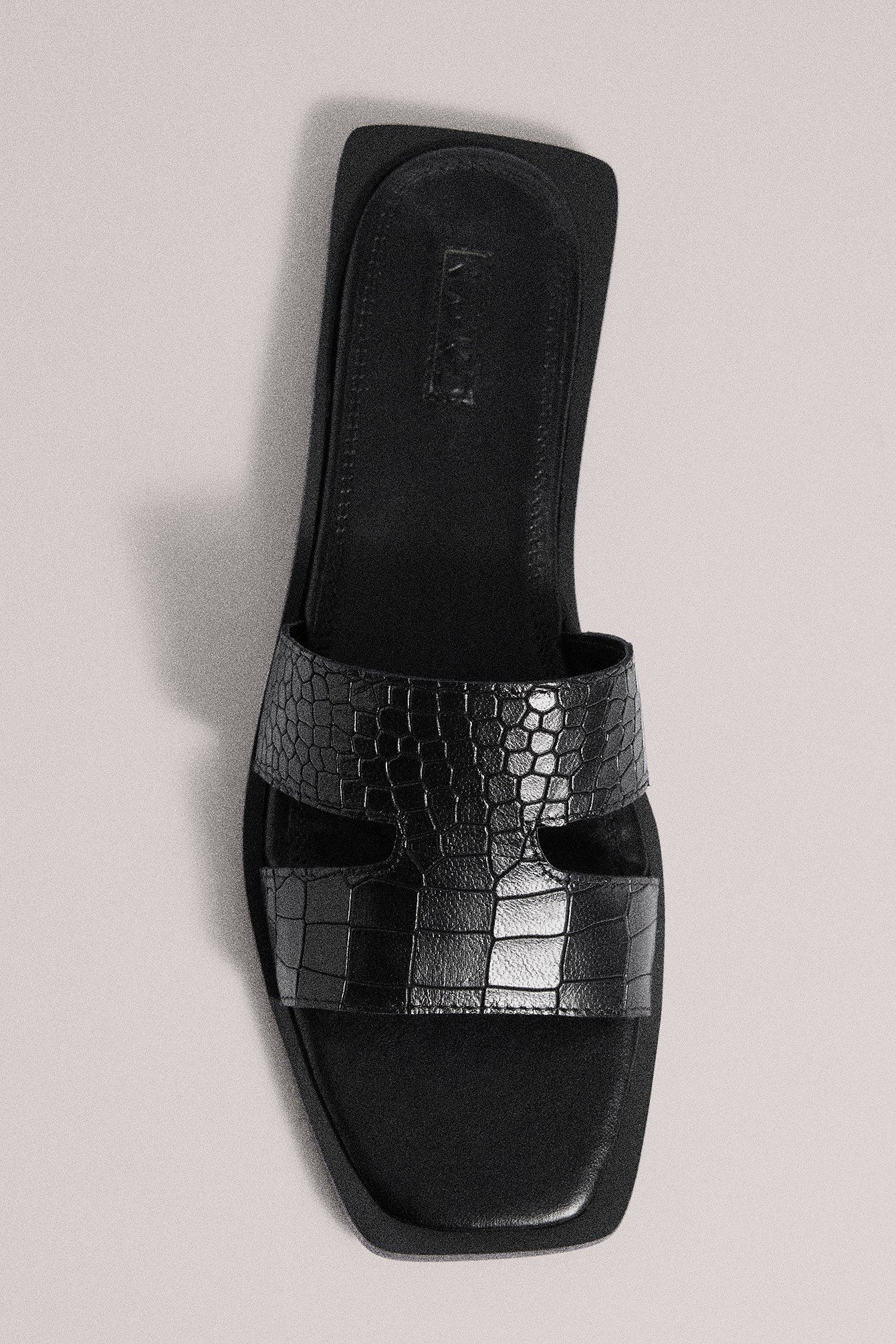 Lederslipper mit Cut-Outs
