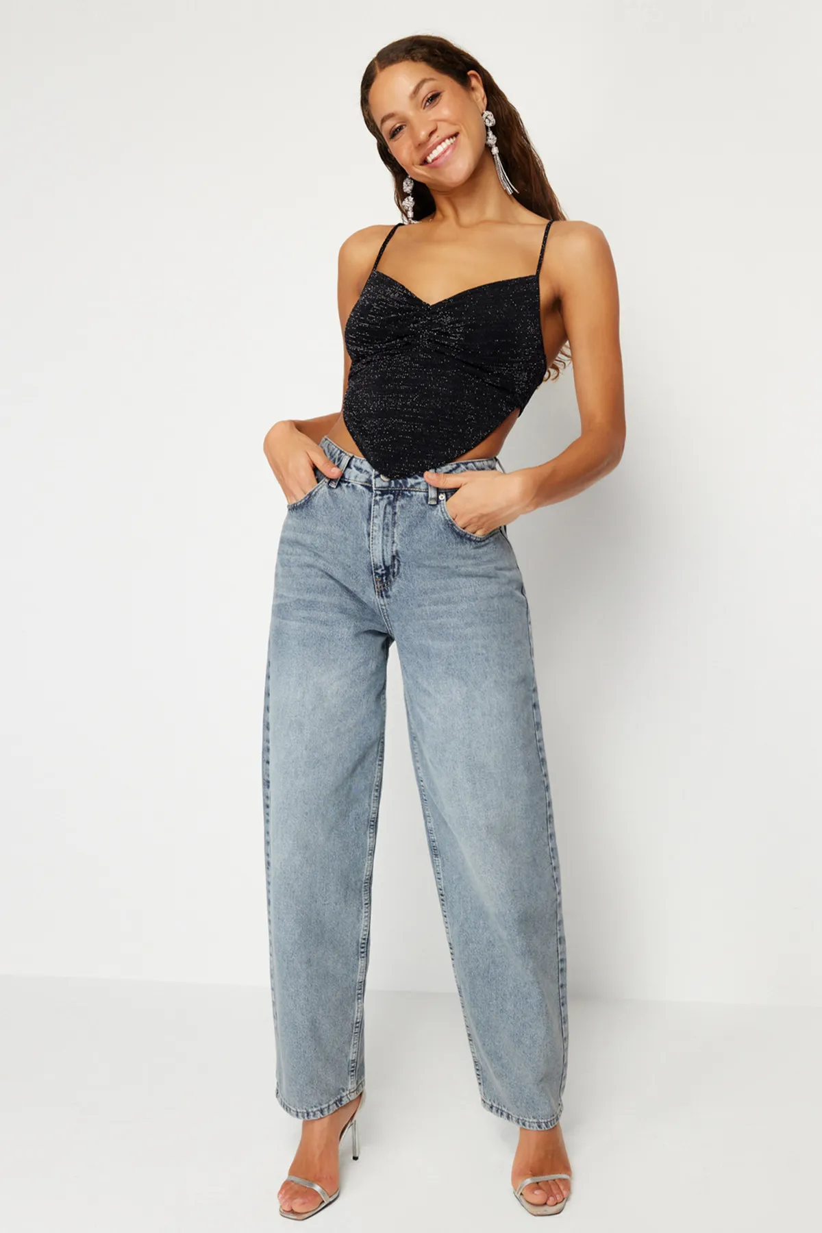 Trendyol Collection  Schwarze, glänzende, kurze Strickbluse