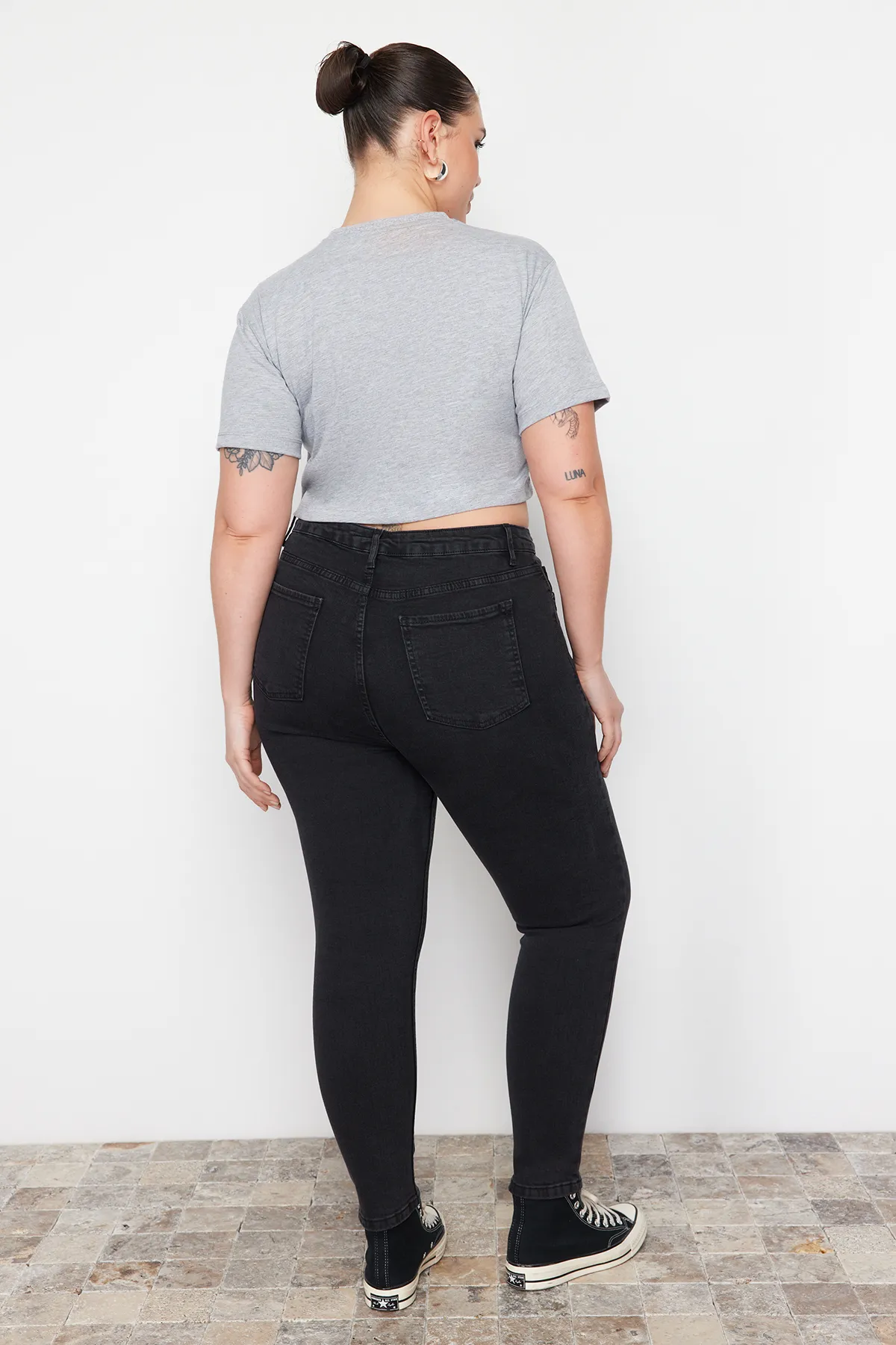 Trendyol Curve  Anthrazitfarbene Röhrenjeans mit hoher Taille TBBAW23JE00003