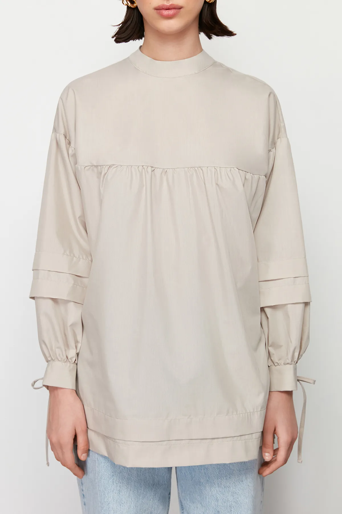Trendyol Modest  Gewebtes Baumwollhemd mit Bindedetail auf der Rückseite in Stein TCTSS24UK00020