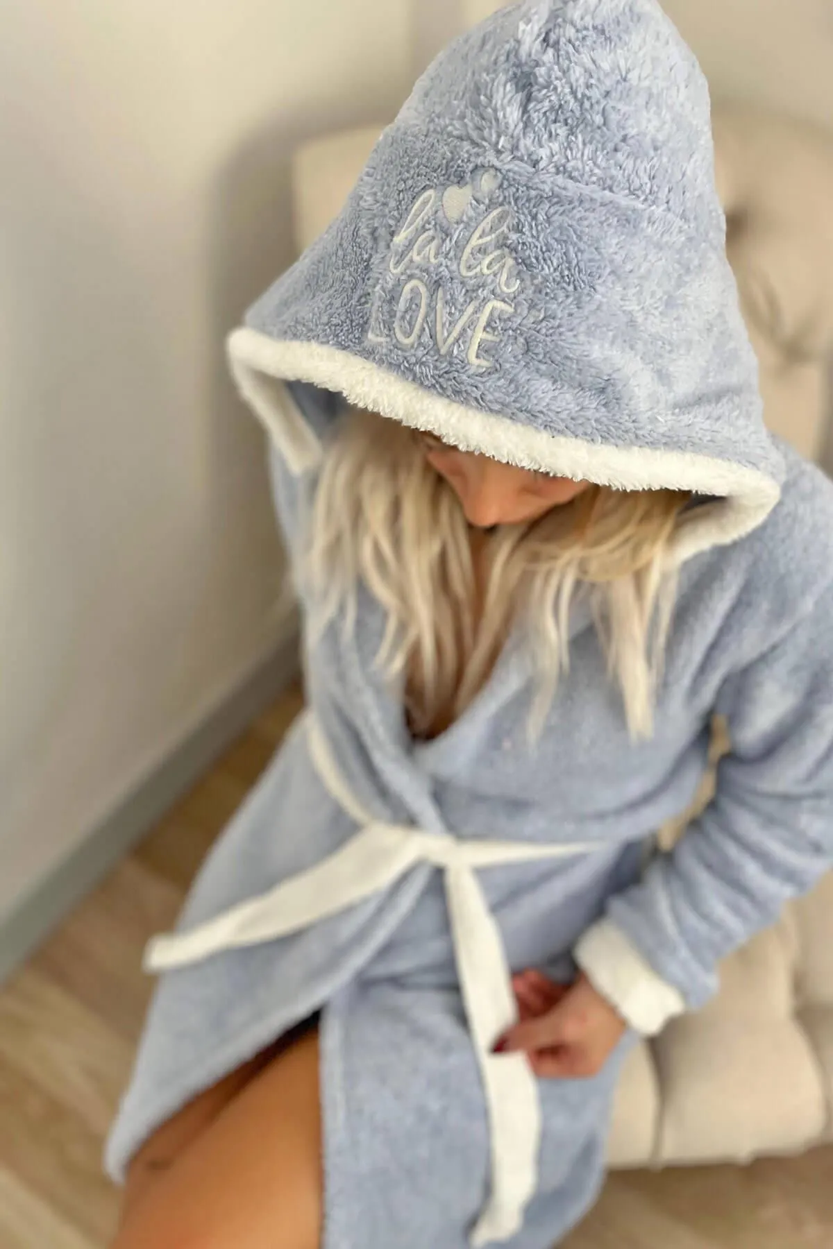 Pijamaevi  Eisblauer, gemusterter Damen-Morgenmantel aus Plüsch mit Kapuze und Love-Motiv