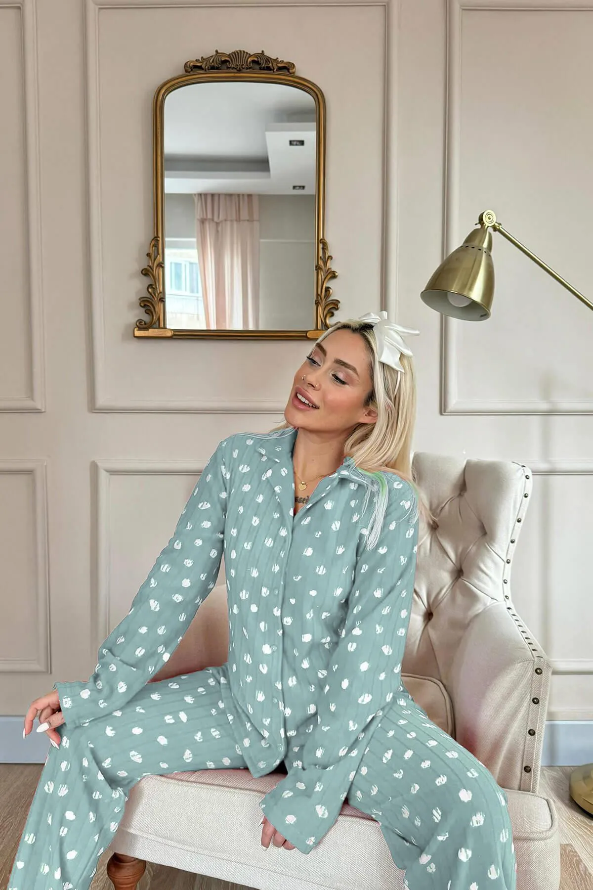 Pijamaevi  Mintfarbenes Debesis-Pyjama-Set aus Plüsch-Fleece mit gemusterter Vorderseite und Knöpfen