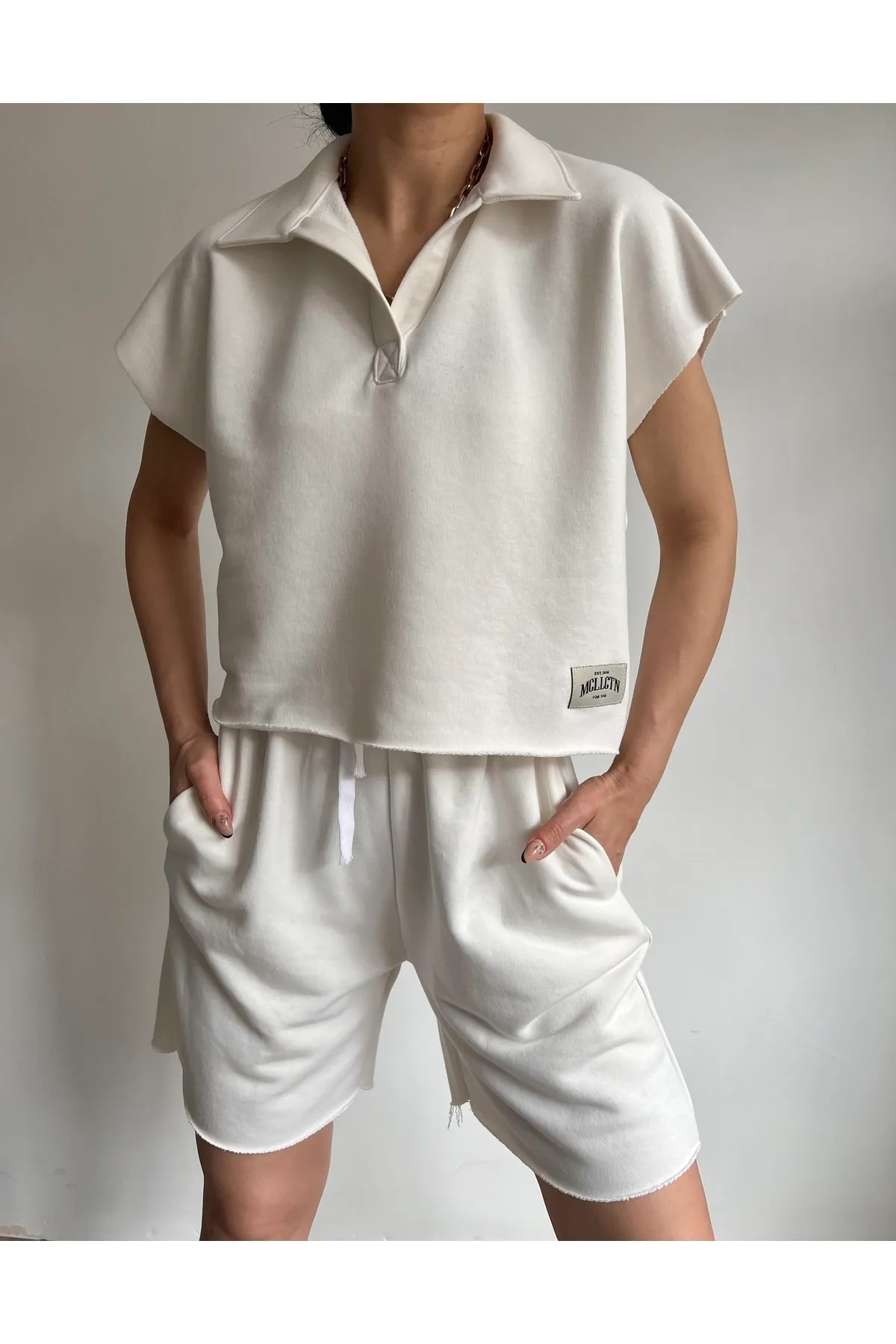 MAİ COLLECTİON  Weißes Shorts-Set mit Rollkragen für Damen