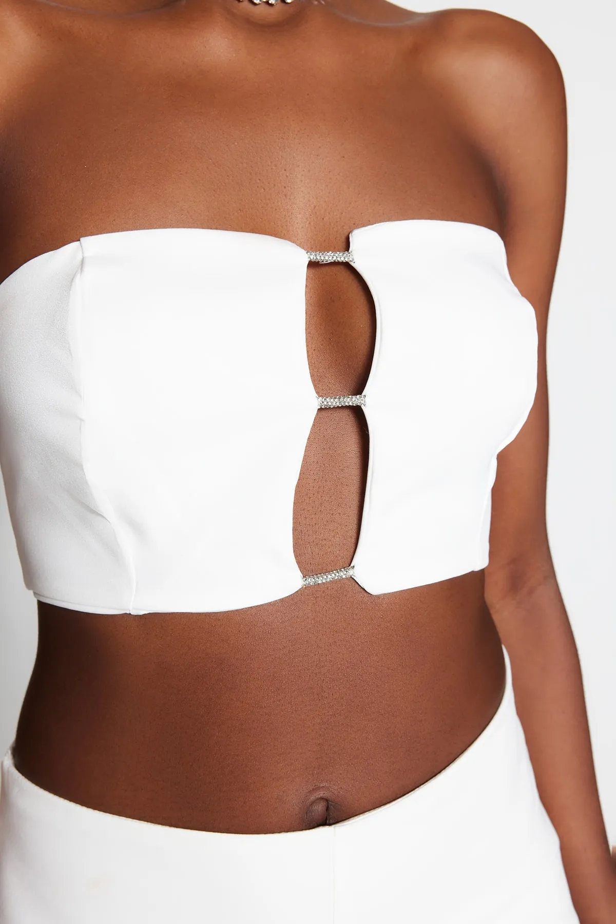 Trendyol Collection  Ecrufarbenes, bauchfreies, gefüttertes, gewebtes, glänzendes Stein-Bustier mit Fenster/Ausschnitt und detailliertem Ausschnitt TPRSS23BS00026