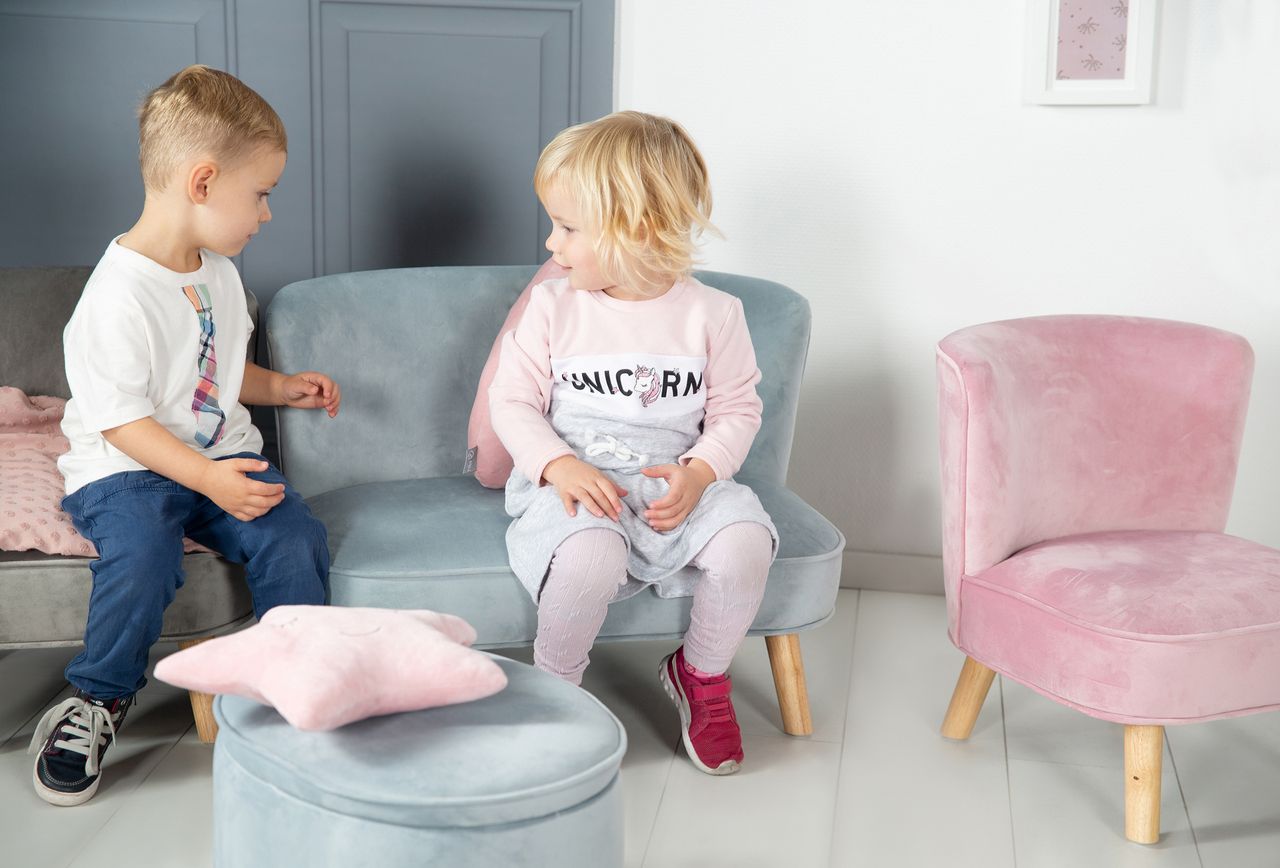 Roba Kindersofa „Lil Sofa“, bequeme Kindercouch mit stabilen Holzfüßen und Samtstoff in Sky/Hellblau