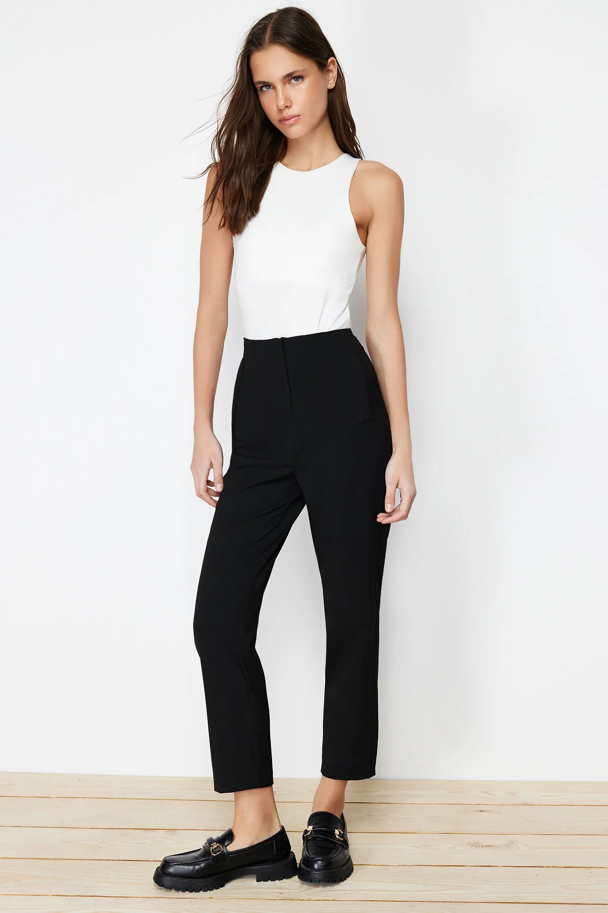 Trendyol Collection  Schwarze gewebte Hose aus Polyviskose-Stoff mit Zigarettenmuster TWOSS24PL00029