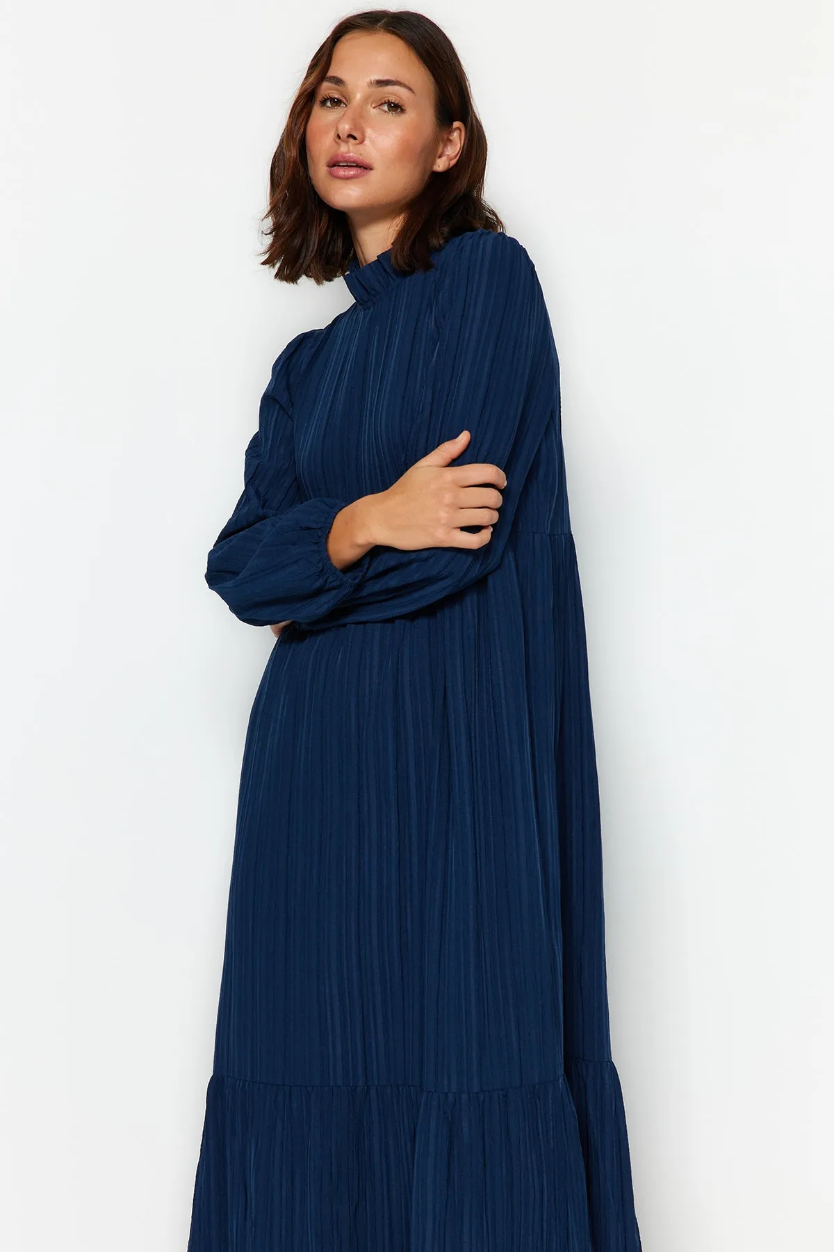 Trendyol Modest  Marineblaues Crinkle-Gewebtes Kleid mit Stehkragen und weiter Passform TCTSS22EB00171