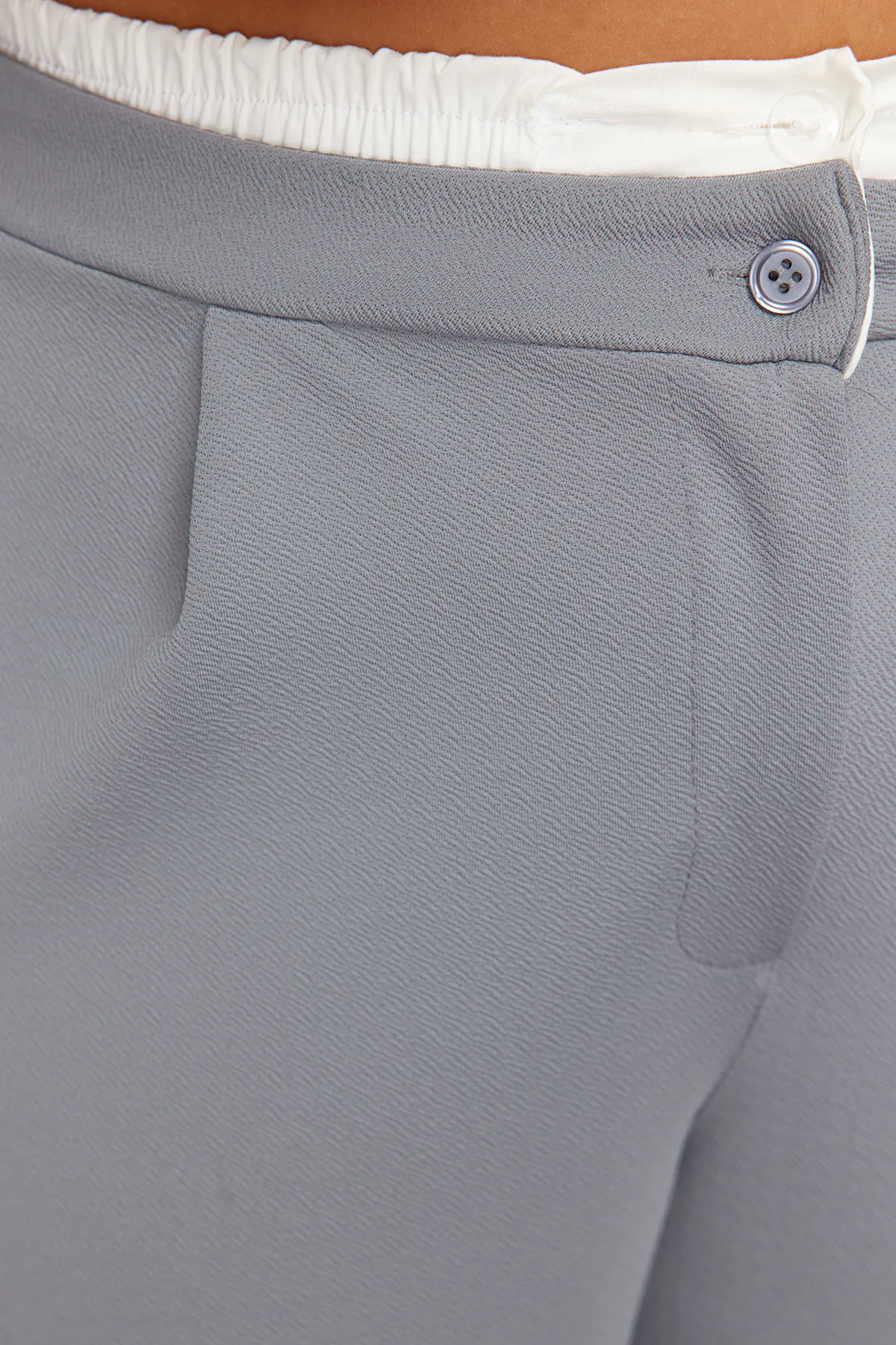 Trendyol Curve  Graue Strickhose mit Taillendetail TBBSS24AR00000