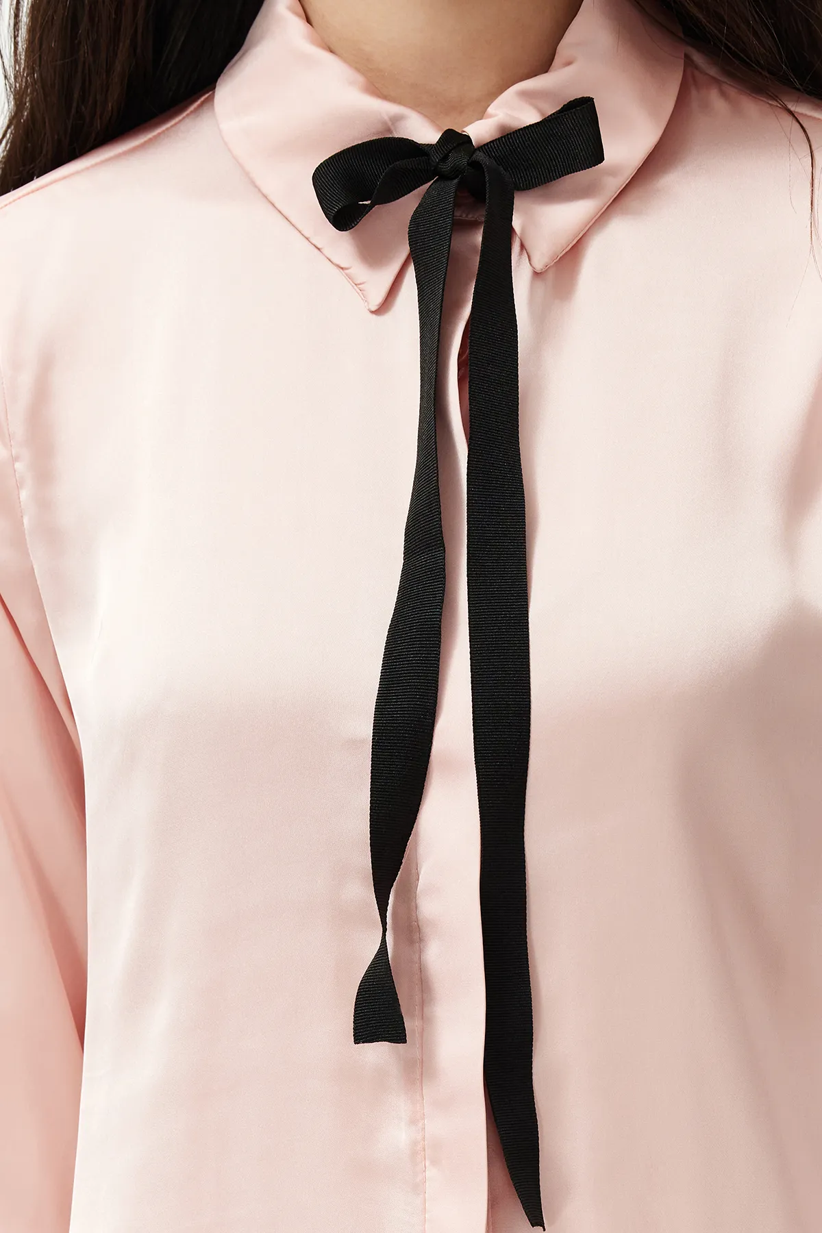 Trendyol Modest  Gewebtes Satinhemd mit Spitzendetails und getrockneten Rosen TCTSS24TG00024