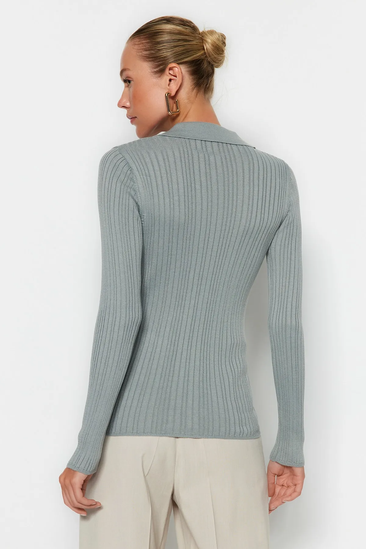 Trendyol Collection  Grauer Strickcardigan mit Polokragen TWOAW20HI0070