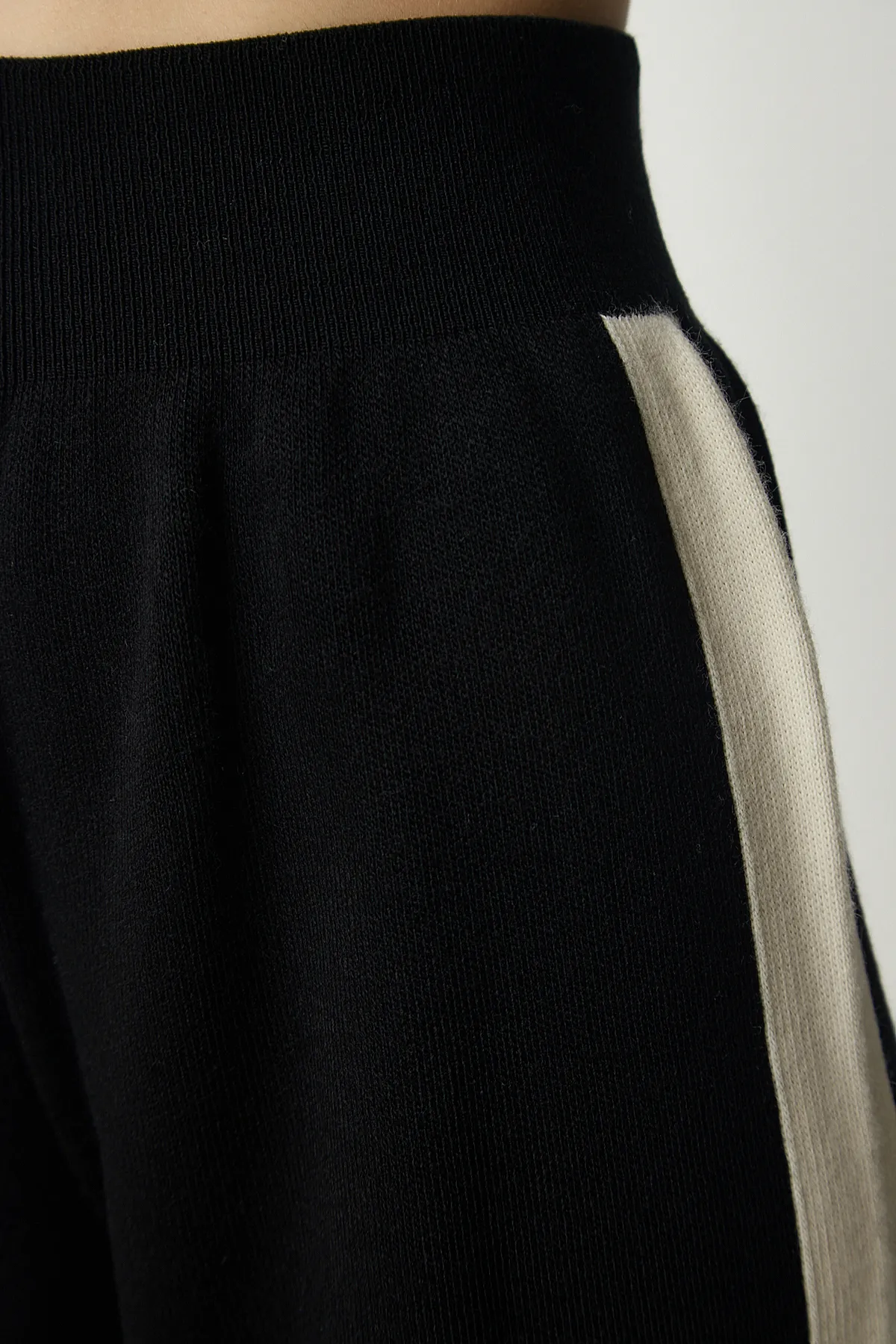 Happiness İstanbul  Schwarzes Strickwaren-Set mit gestreifter Strickjacke und Hose für Damen PF00028
