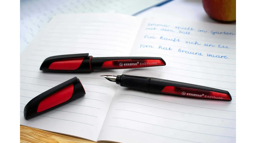 STABILO® EASYbuddy Füller mit Standard-Feder M in schwarz/rot inklusive Patrone - Schreibfarbe blau (löschbar) schwarz/rot