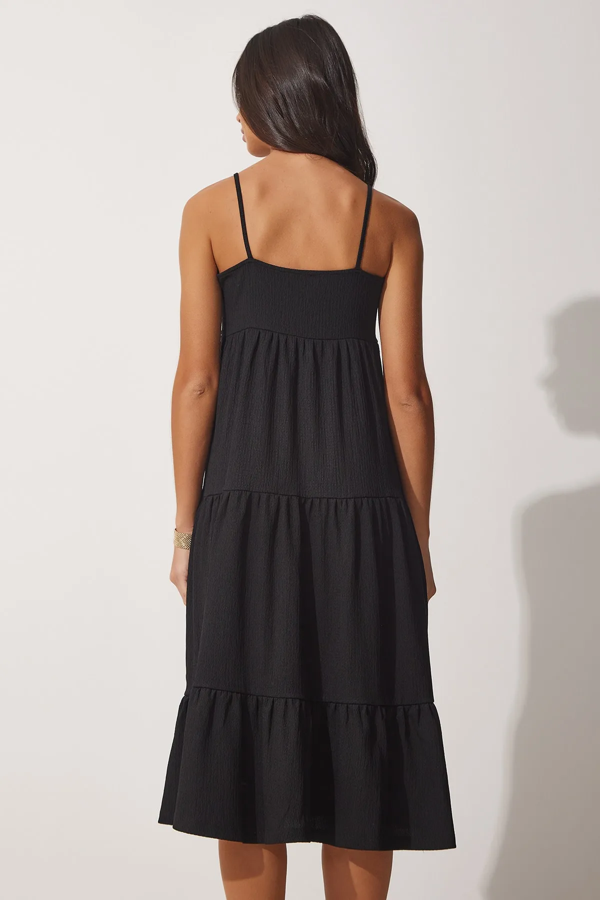 Happiness İstanbul  Schwarzes Damen-Sommerstrickkleid mit Trägervolant und Volant UB00077